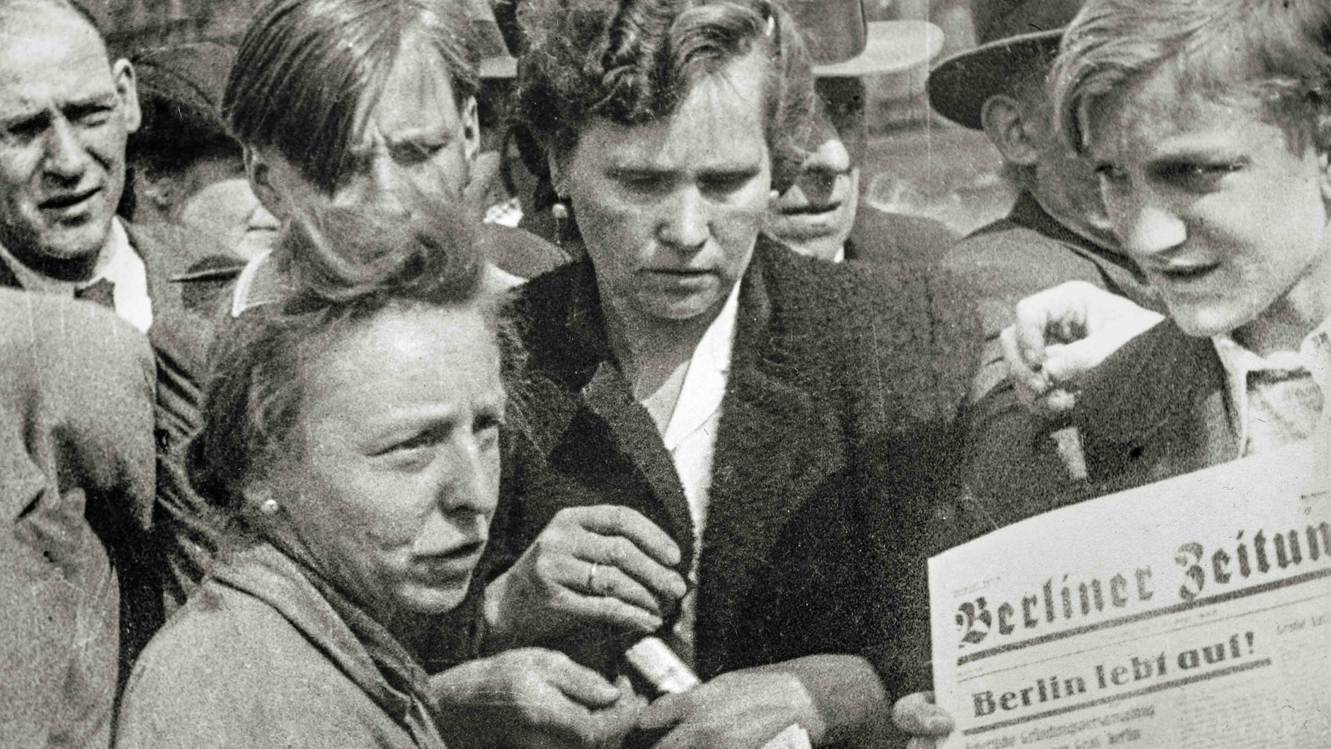 Junge mit Erstausgabe der Berliner Zeitung vom 21. Mai 1945 in Berlin.&nbsp;