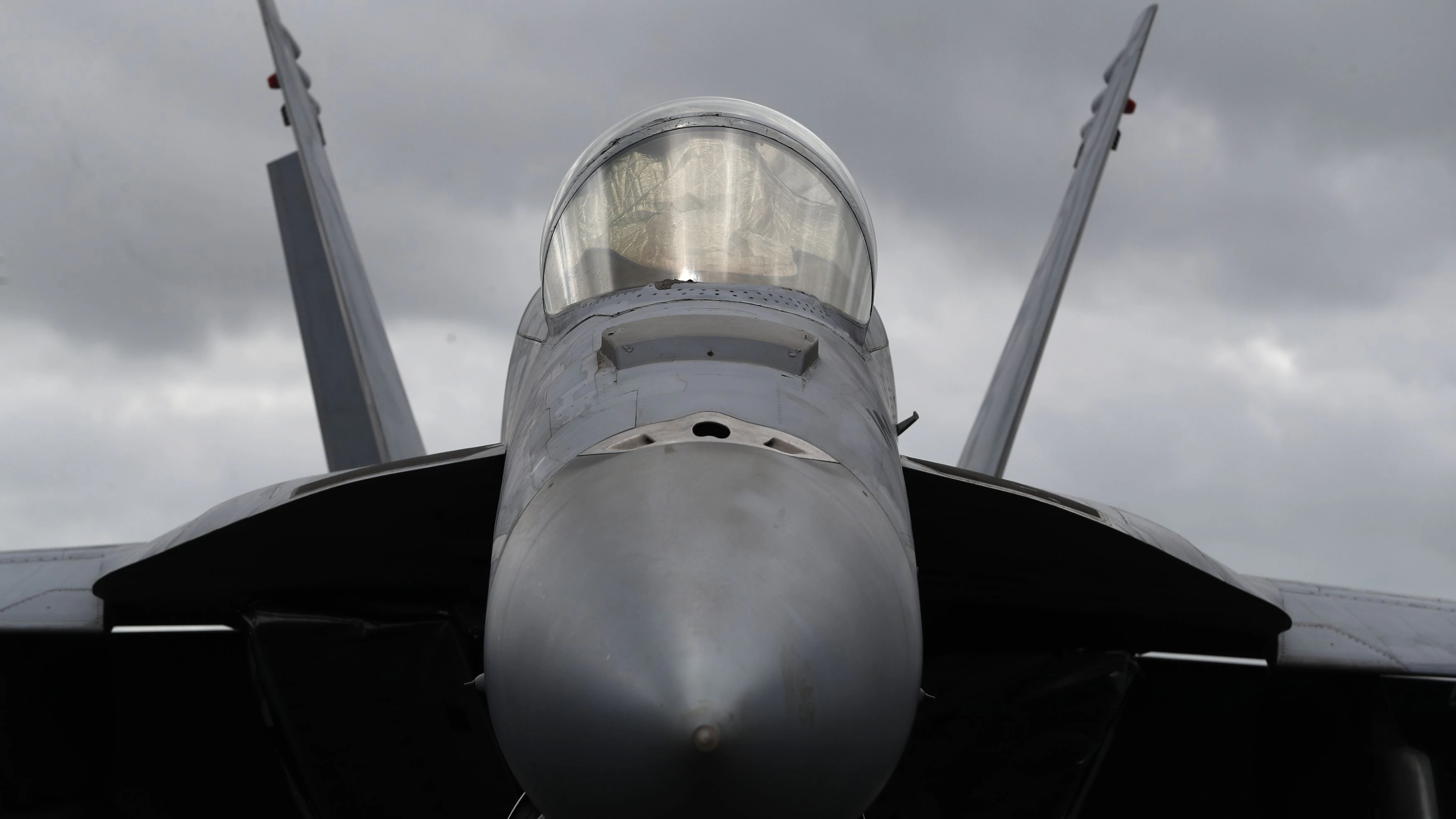 Ein F-18 Kampfflugzeug steht auf einem US-Flugzeugträger.