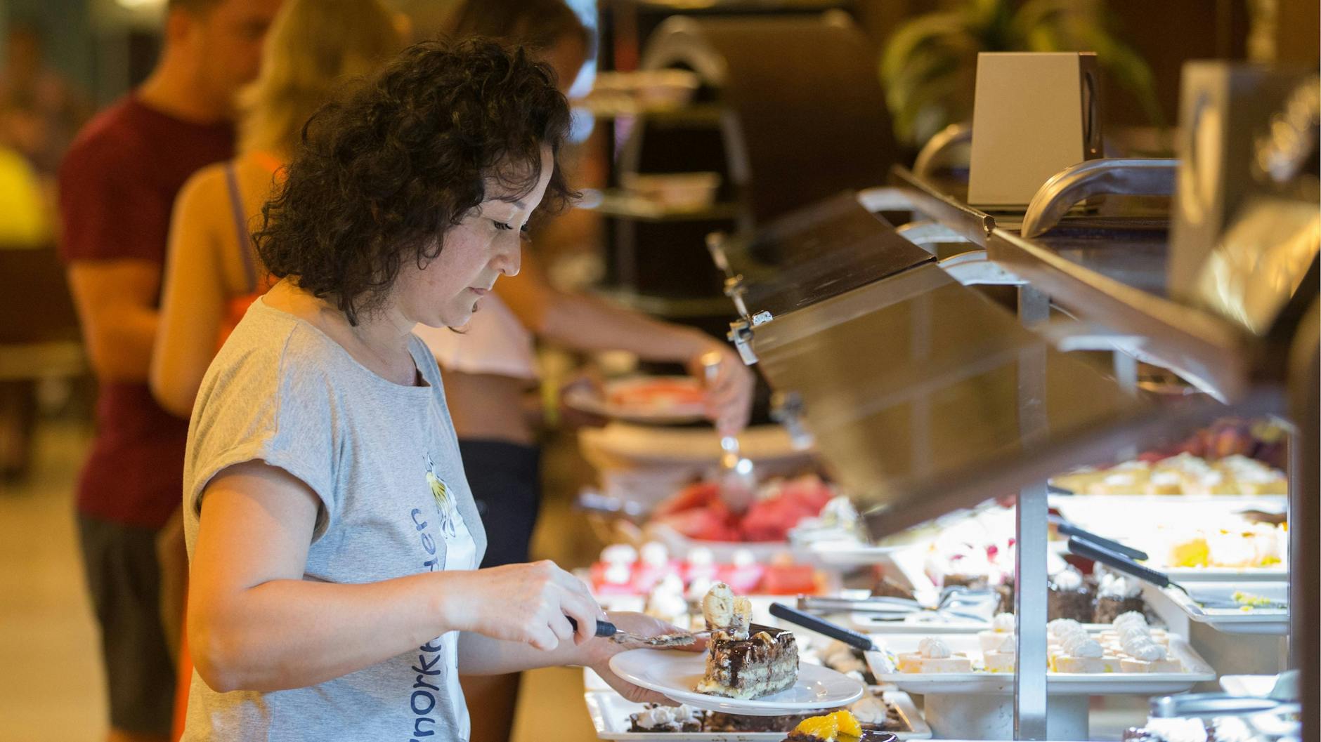 Die Deutschen lieben ihre Buffets, doch im Urlaub werden wir alle in diesem Jahr darauf verzichten müssen.