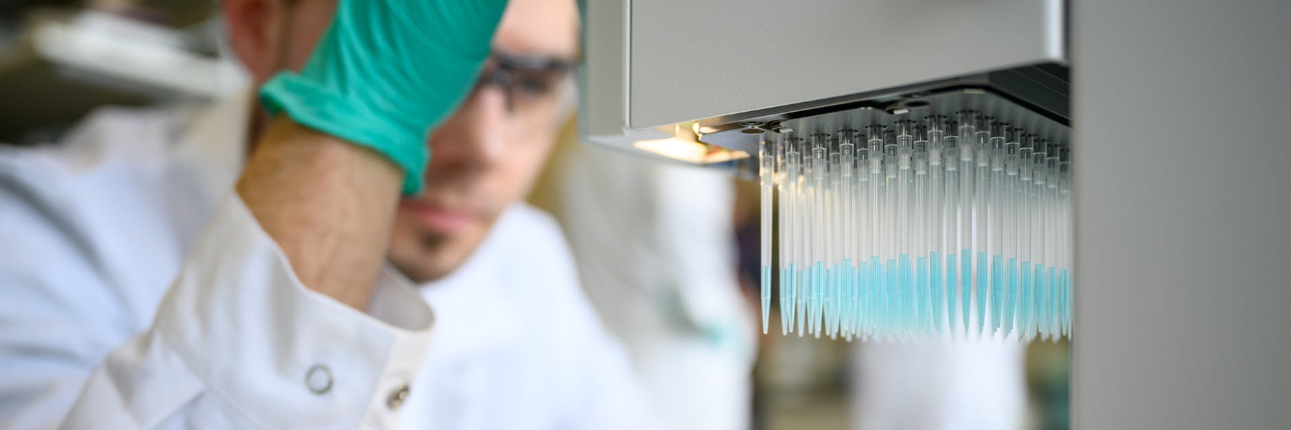 Längst ist in der Pharmabranche ein Rennen um einen Corona-Impfstoff entbrannt. (Symbolbild)