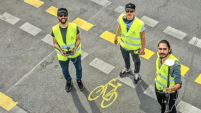 Alles im Blick: drei Mitarbeiter des Kreuzberger Start-ups aus der Perspektive einer Drohne.