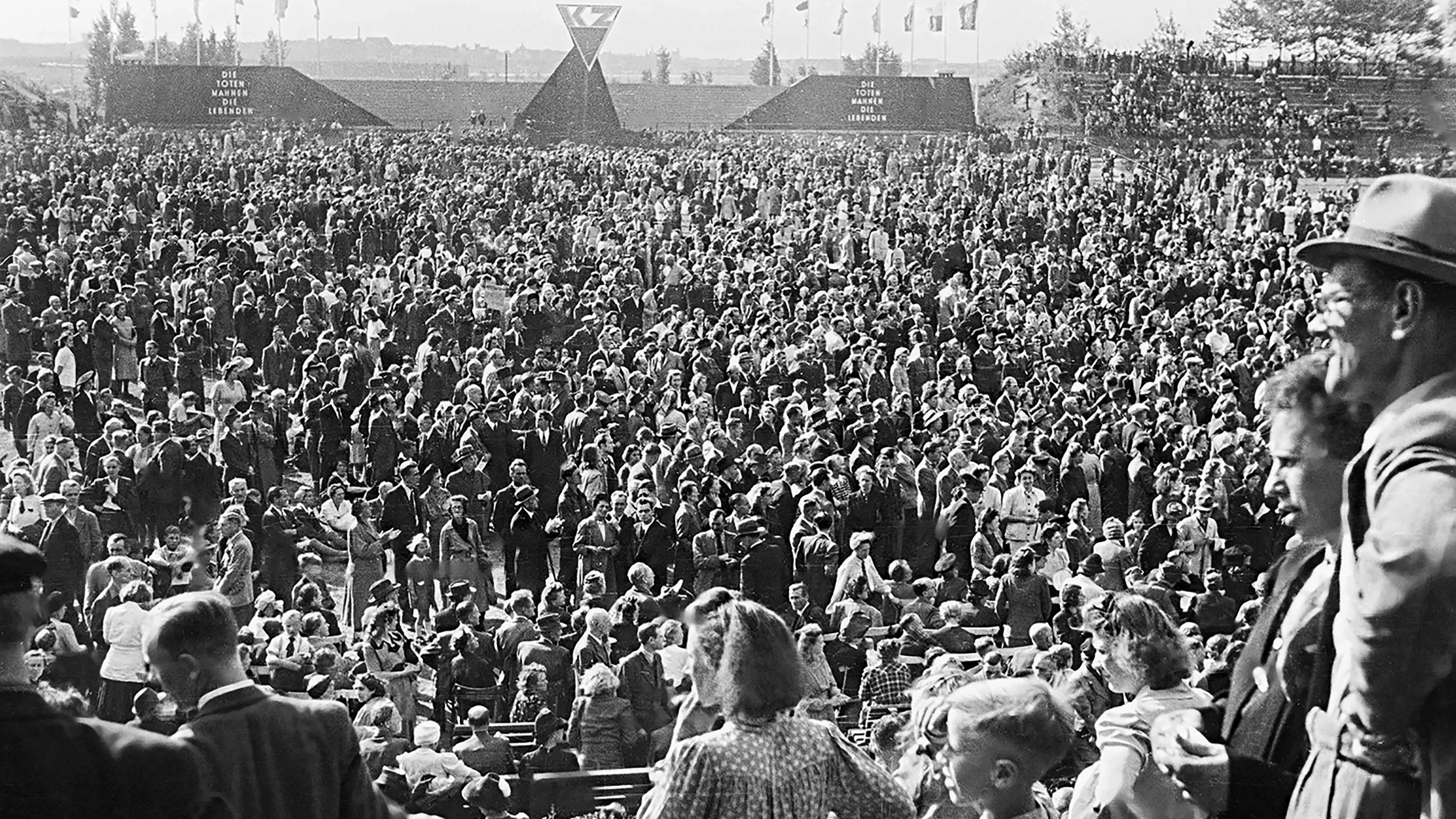 Gedächtnisfeier für die „Opfer des Faschismus“ im September 1945: Am „1. OdF-Tag“, dem 9. September 1945, fotografiert Abraham Pisarek, selbst Überlebender, die Versammlung im Rund der Werner-Seelenbinder-Kampfbahn in Berlin-Neukölln. Das Stadion ist seit dem 29. Juli 1945 nach dem im Jahr zuvor hingerichteten kommunistischen Sportler benannt.