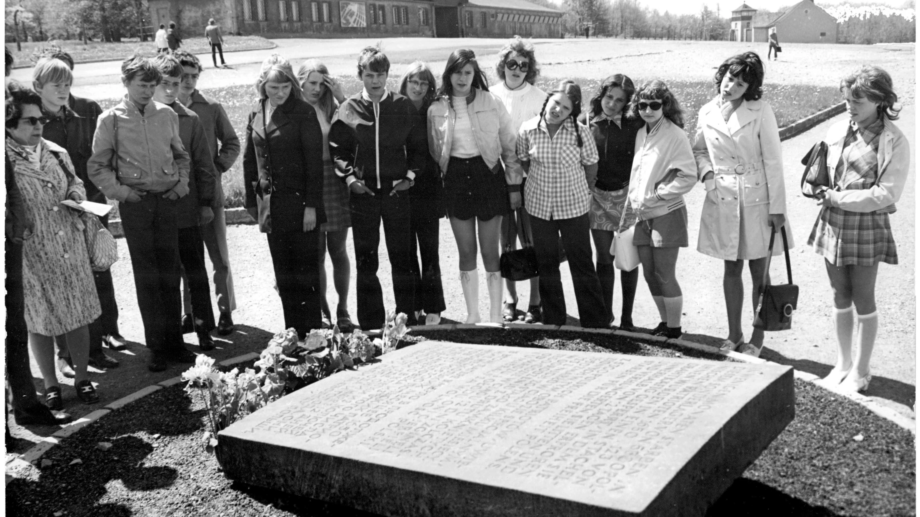 Schülerinnen und Schüler besuchen im Rahmen ihres Staatsbürgerkundeunterrichts am 26. Mai 1973 die Nationale Mahn- und Gedenkstätte Buchenwald bei Weimar.