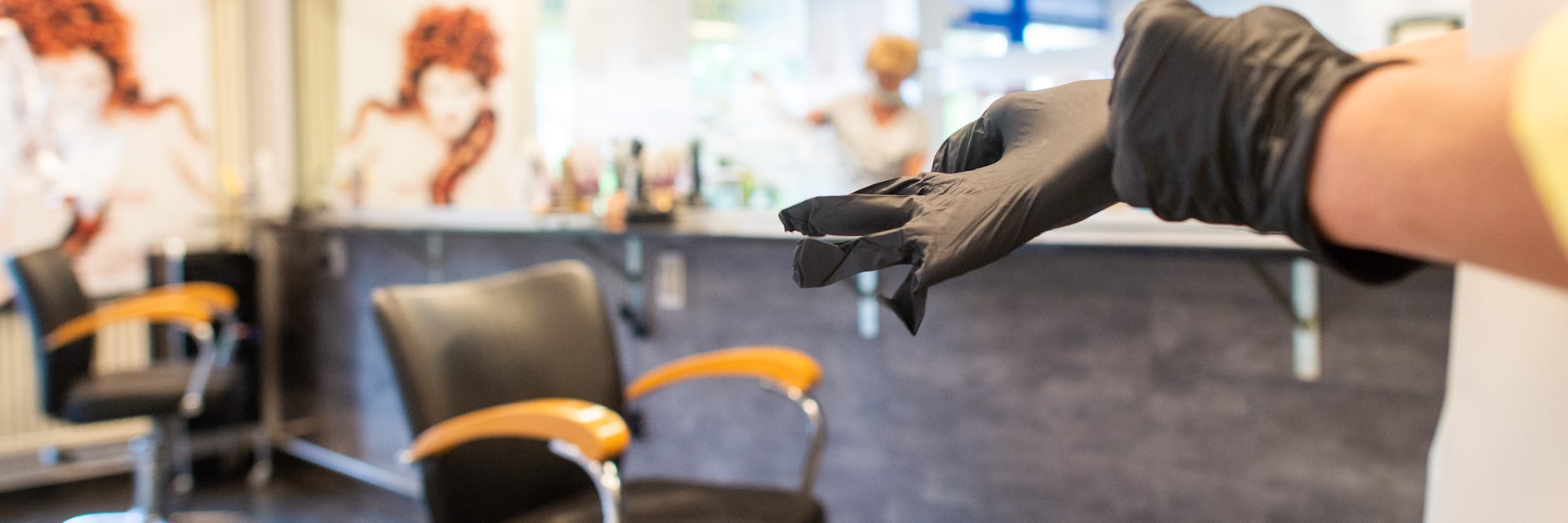 Von kommenden Montag an dürfen Friseurinnen und Friseure ihre Salons wieder öffnen - aber mit einigen Einschränkungen.