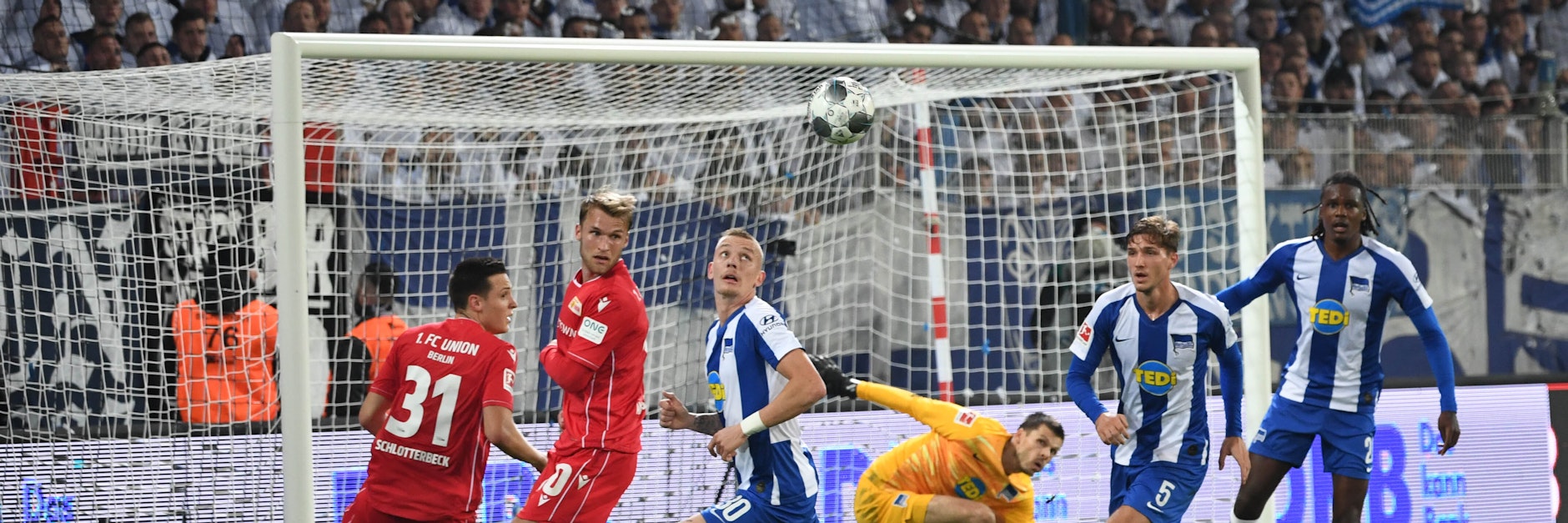 Wo ist der Ball? Ach, da fliegt er ja. Heute wird es im Geisterderby zwischen  Hertha und dem 1. FC Union wieder heiß hergehen, auch wenn keine Fans im  Olympiastadion  zugelassen sind.