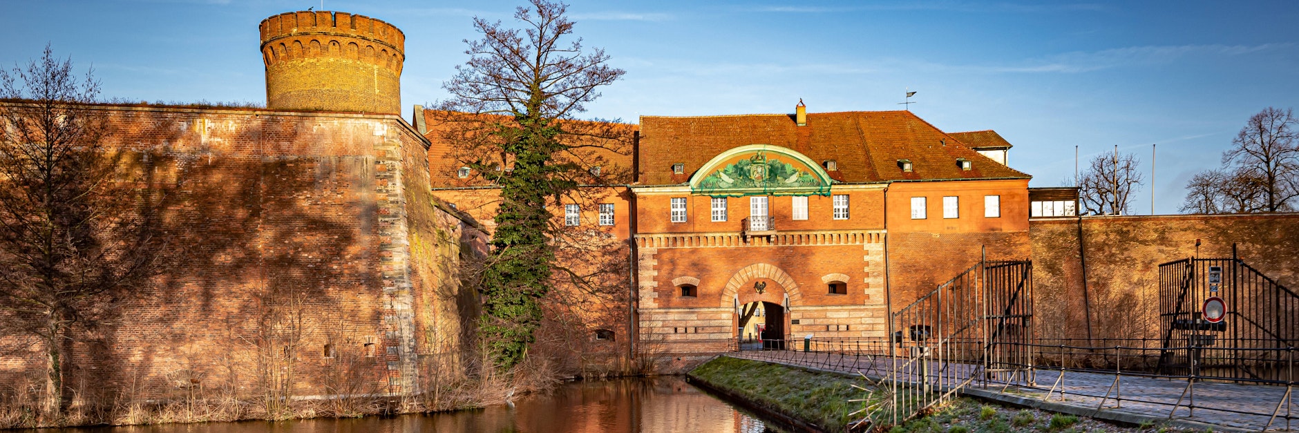 Die Zitadelle Spandau, 1594 fertiggestellt, war nie wirklich umkämpft. Sie wird vom 32 Meter hohen Juliusturm überragt, der vermutlich im frühen 13. Jahrhundert entstand und als ältestes Gebäude des heutigen Berlin gilt.&nbsp;