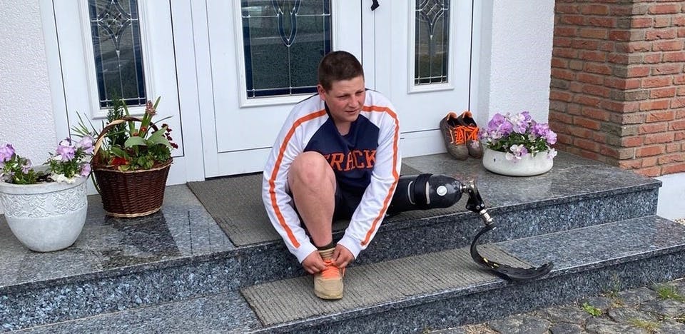 Yannick kann mit seiner Sportprothese sogar joggen gehen.