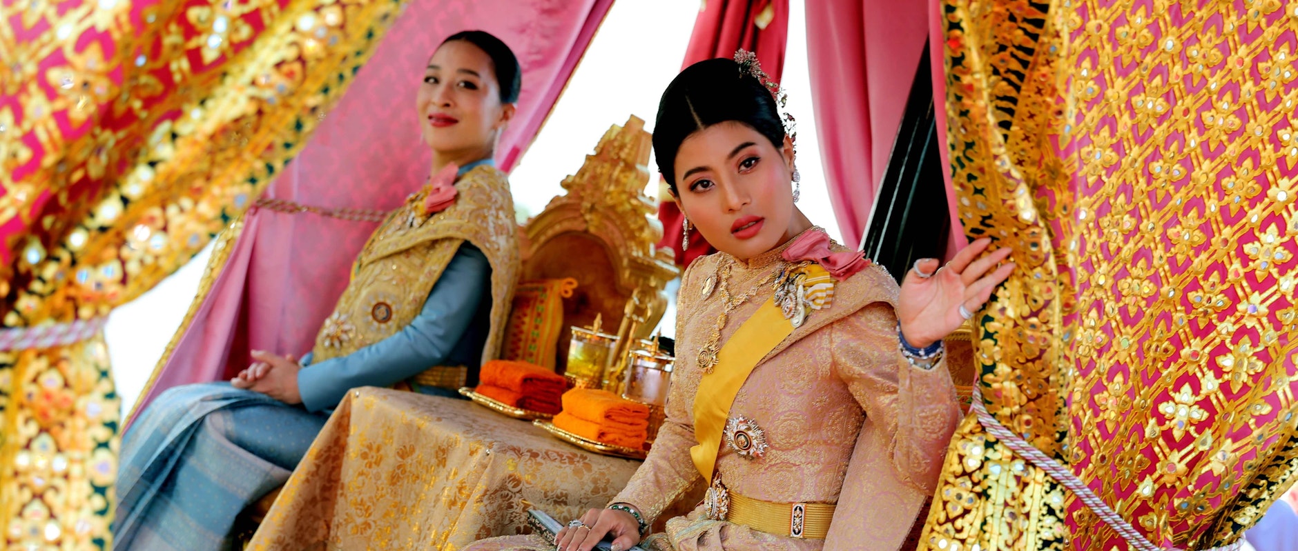 Nicht weniger exzentrisch: Die Töchter des Königs, die Prinzessinnen Bajrakitiyabha (l.) und Sirivannavari.