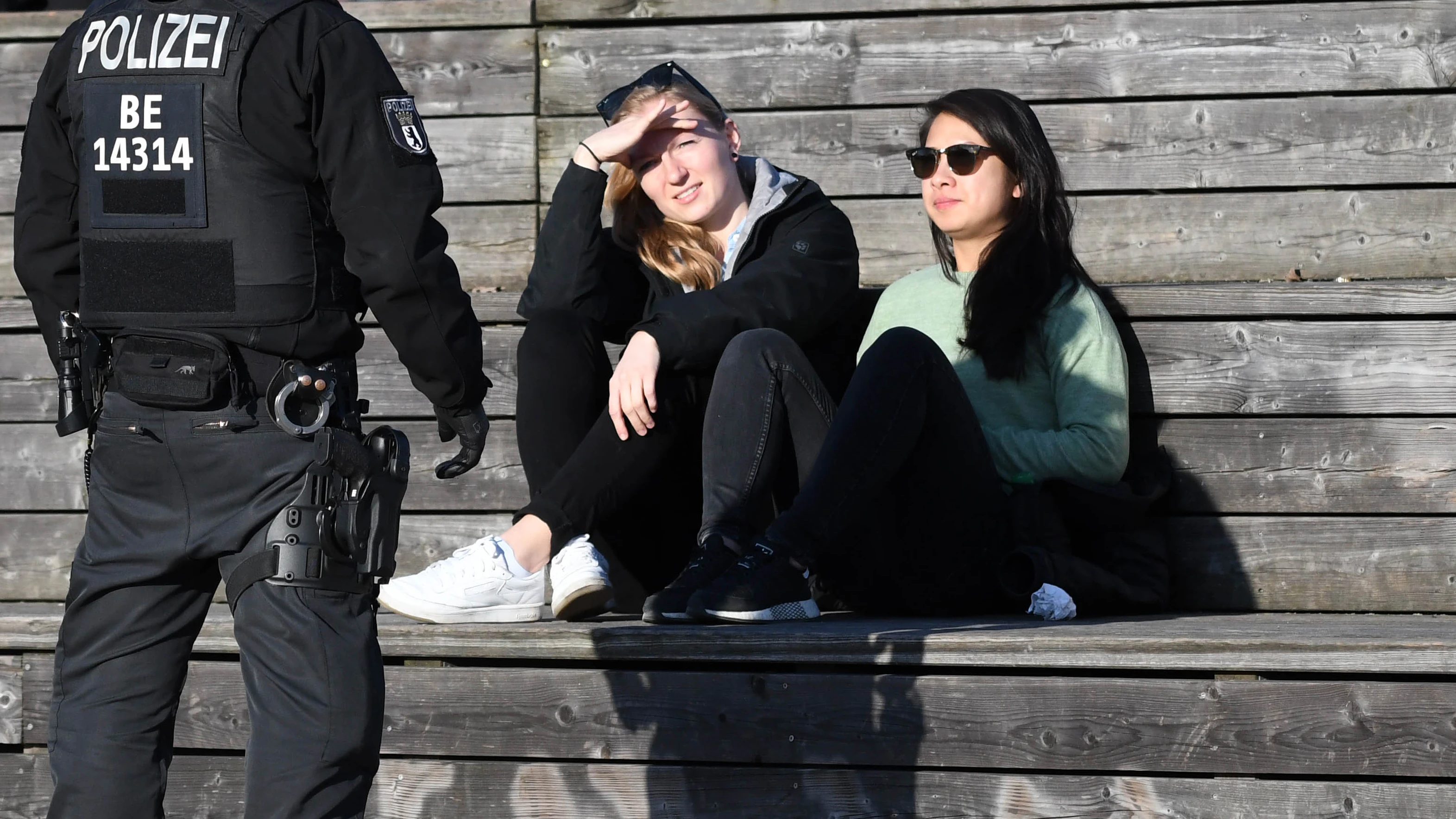 Ein Polizist bei einer Kontrolle am Gleisdreieck.<br>