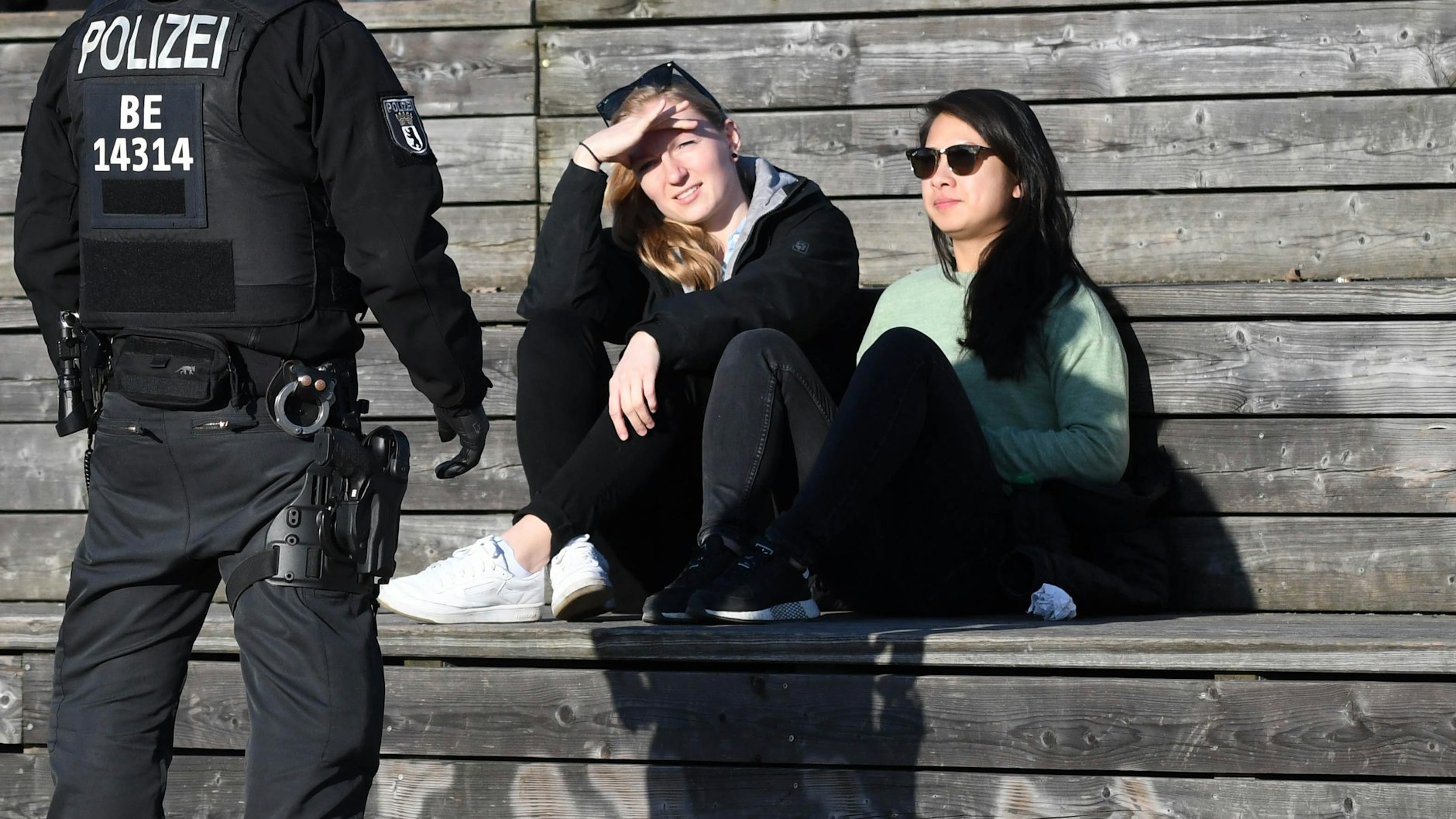 Ein Polizist bei einer Kontrolle am Gleisdreieck.<br>