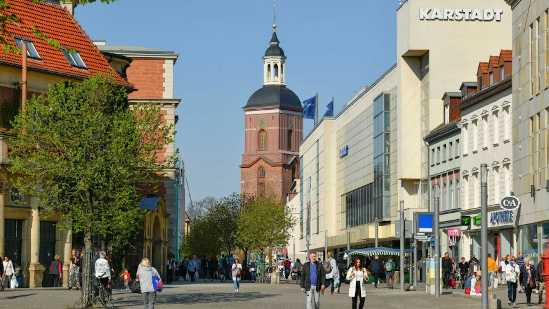 Im Zweiten Weltkrieg zerstörte Häuser der Spandauer Altstadt wurden teilweise durch brachiale Neubauten ersetzt.