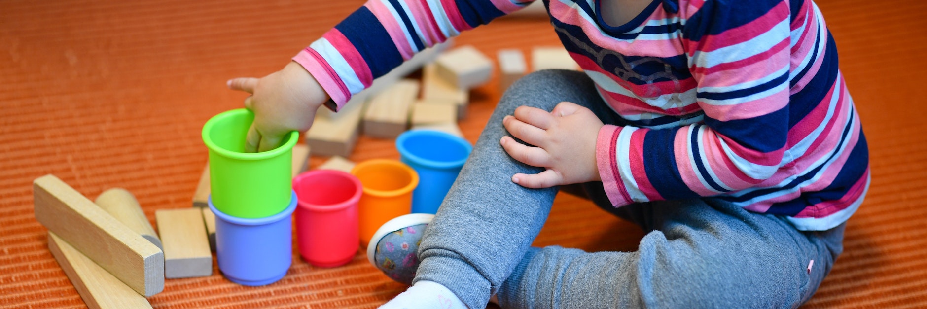 Ein Kind in einer Kita. Das kleine Mädchen soll in der Kita gewaltsam zu Tode gekommen sein.