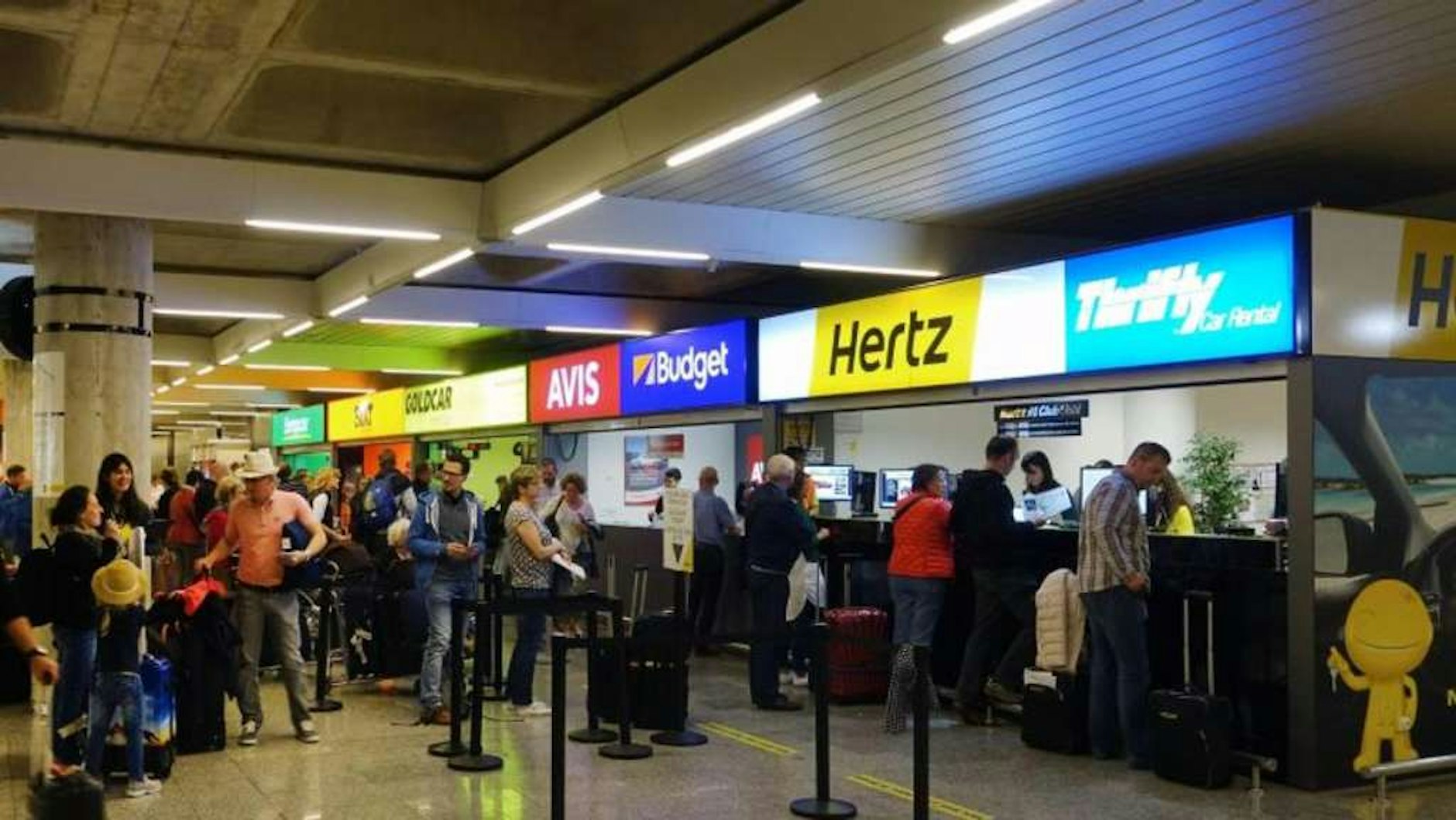 Bald geht das Schlange stehen am Mietwagen-Counter wieder los. Dies ist eine Aufnahme aus dem Sommer 2019. Jetzt gilt: Achten Sie auf den Sicherheitsabstand und tragen Sie einen Mundschutz.