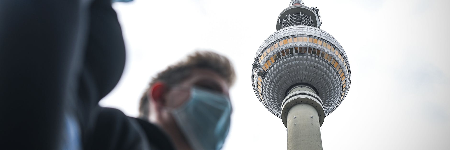 Auch auf der Aussichtsplattform des Fernsehturms herrscht Maskenpflicht - dafür gibt es vor dem Wahrzeichen keine Schlangen.