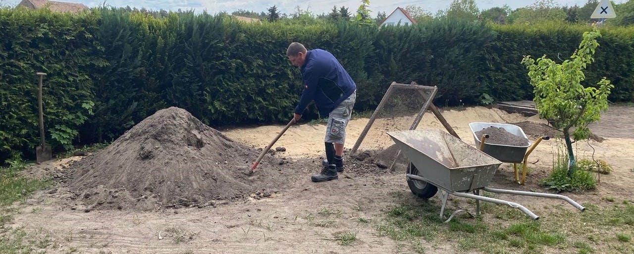 Die Prothese hindert Yannick auch nicht daran, kräftig im Garten mitanzupacken. 