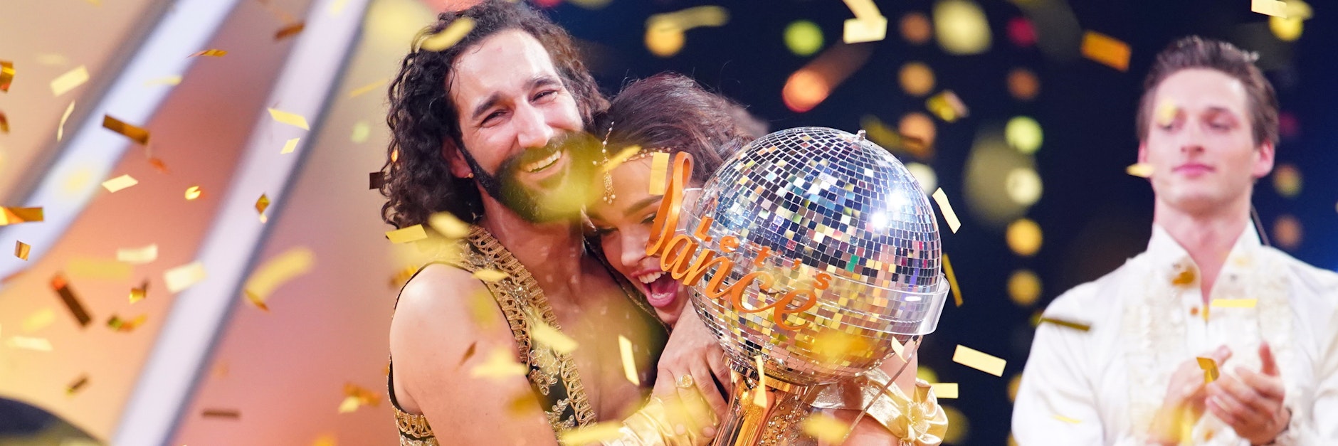 Lili Paul-Roncalli und Massimo Sinato freuen sich im Finale der 13. Staffel der RTL-Tanzshow "Let's Dance" über ihren Sieg.