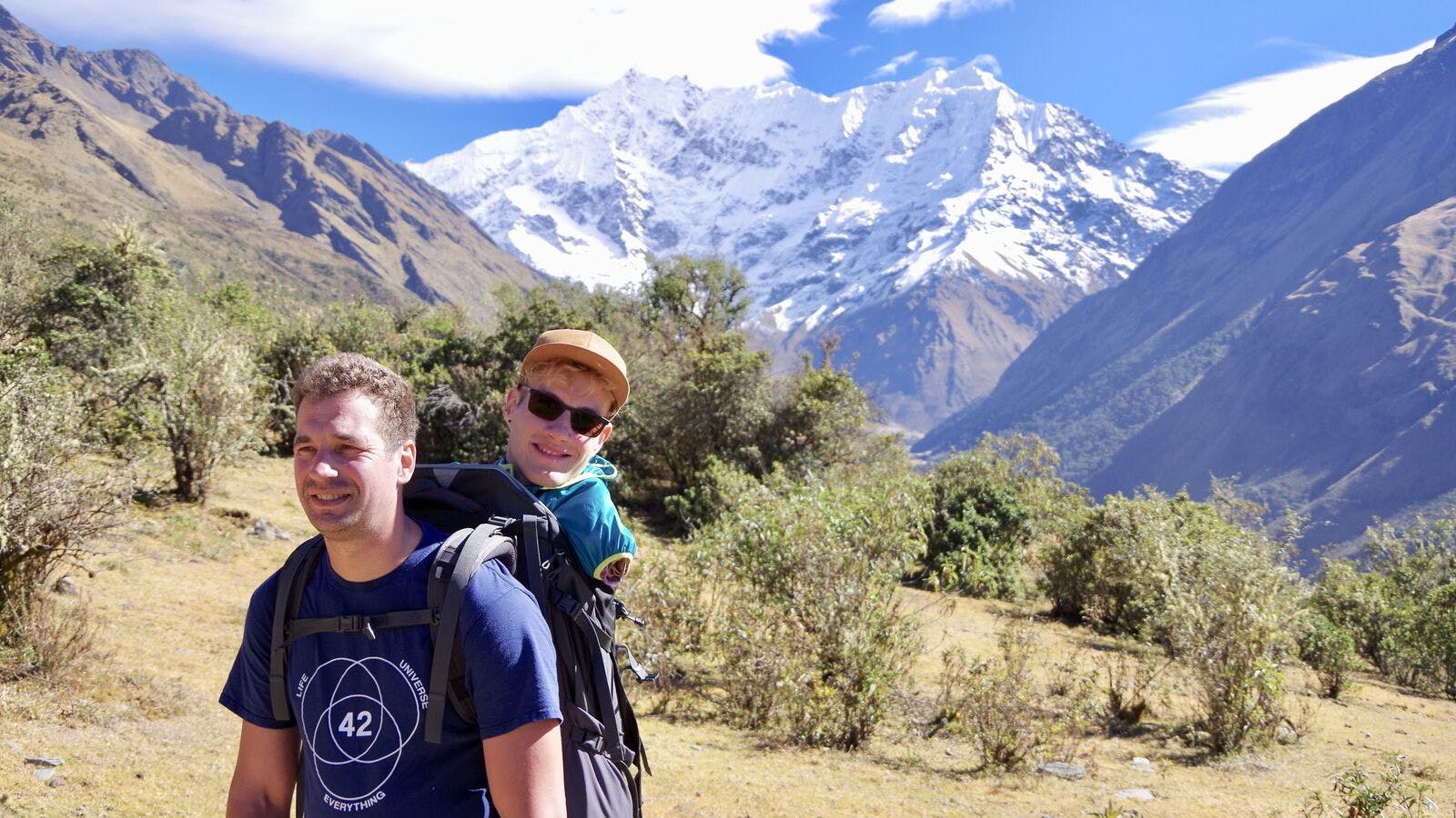 Janis McDavid mit einem Freund in Peru. 