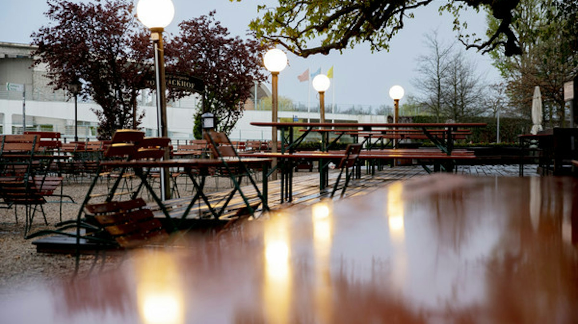 Um den nötigen Abstand gewähren zu können, sollen Tische auch auf Parkplätzen oder Fahrbahnen aufgestellt werden dürfen.