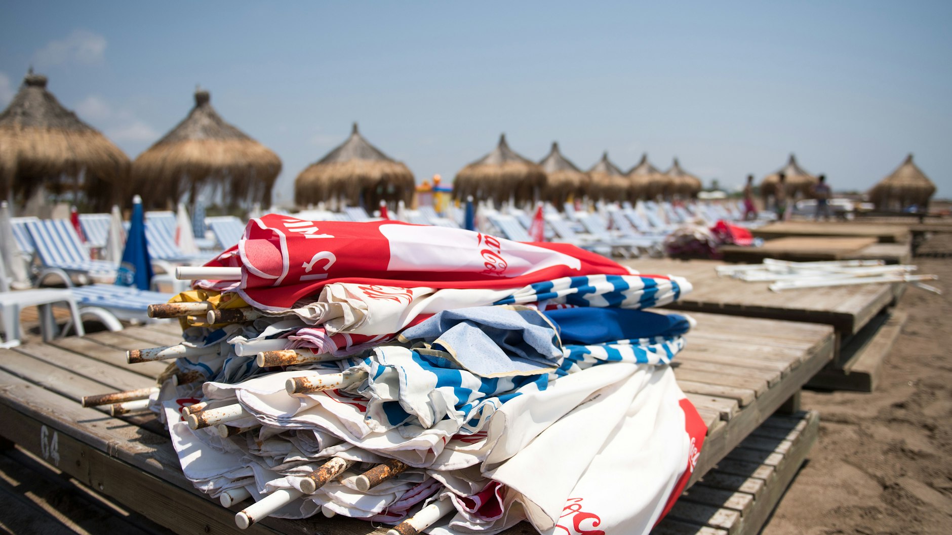 Sonnenschirme liegen am Strand von Lara in Antalya. Die türkische Regierung erwartet, dass die Bundesregierung ihre weltweite Reisewarnung noch vor den Sommerferien auch für die Türkei aufhebt.&nbsp;
