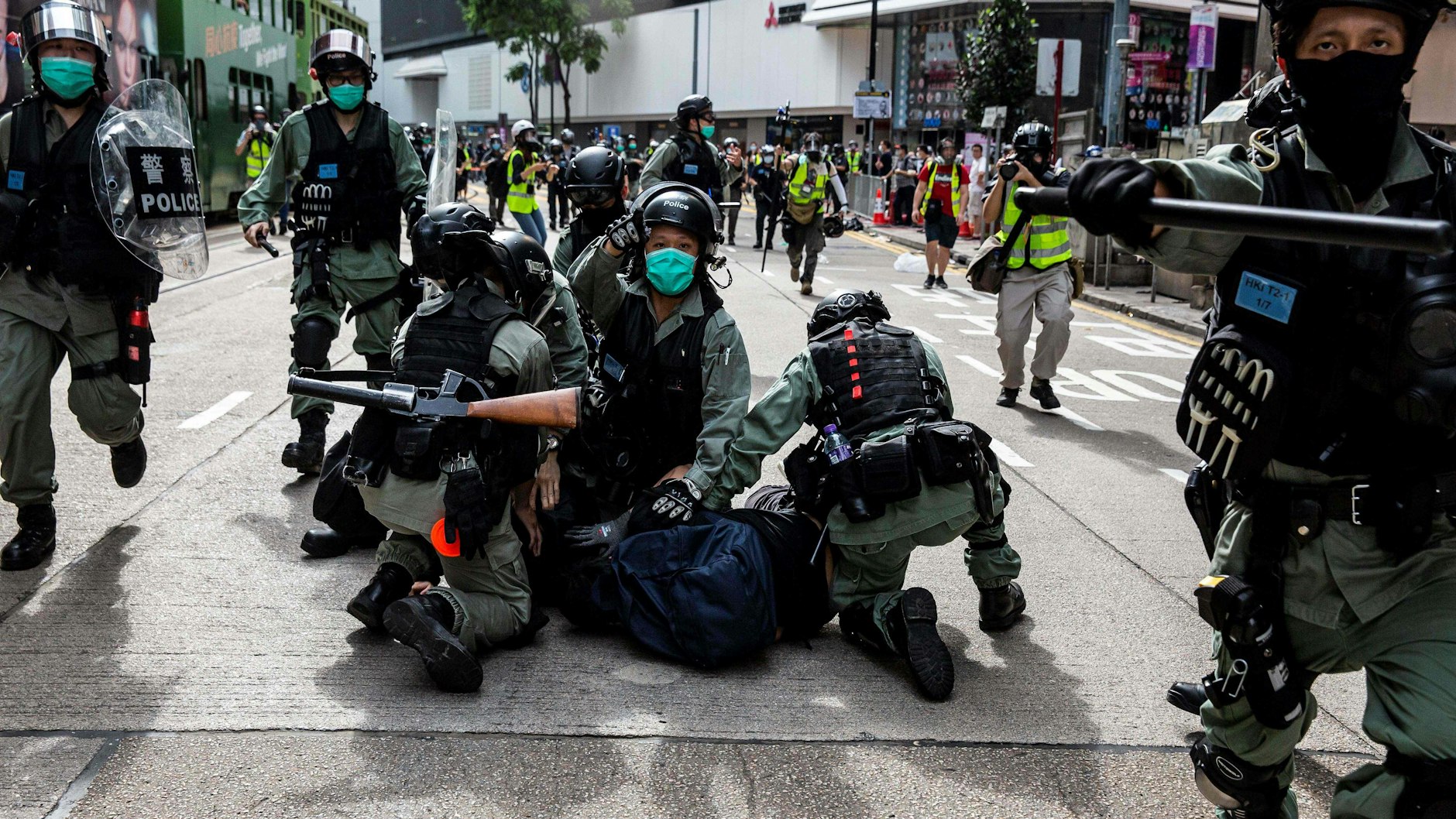Etliche Demonstranten wurden von Polizisten überwältigt.