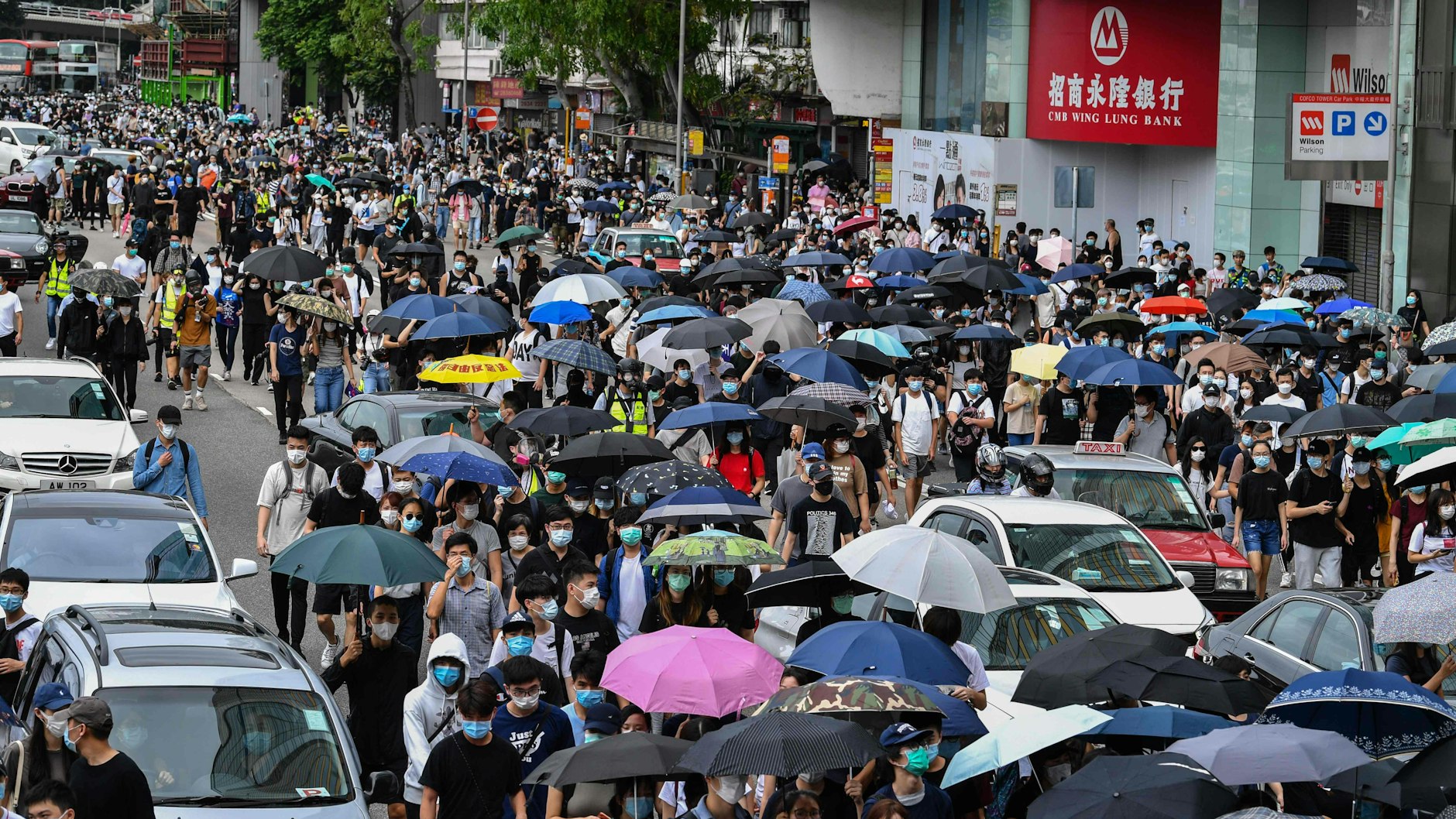 Tausende Menschen gingen im Einkaufsviertel auf die Straße und protestierten gegen striktere Kontrollen durch China.