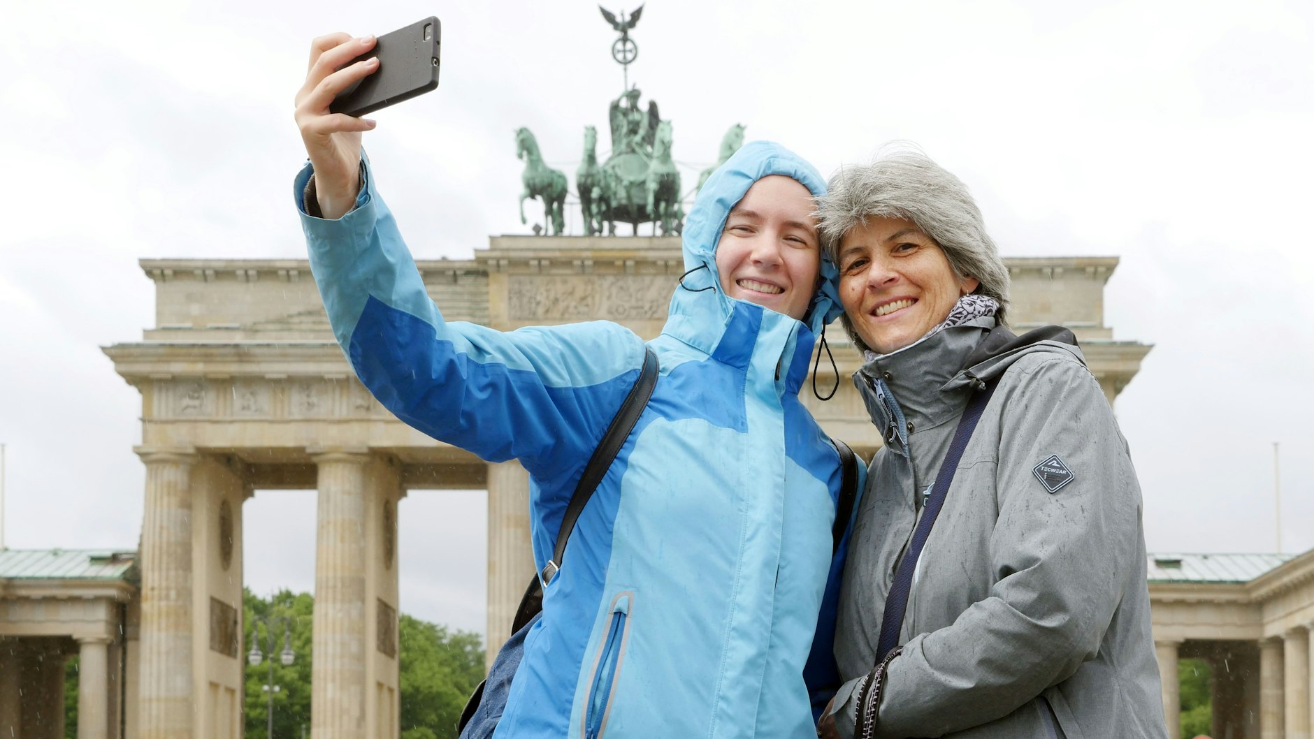 Melanie (21) und Angela (52) sind Einheimische aus Tempelhof: „Wir sollten eigentlich gerade in Cornwall im Urlaub sein. Stattdessen machen wir mal in unserer eigenen Stadt Sightseeing, bevor die ganzen Touristen hier wieder einfallen.“