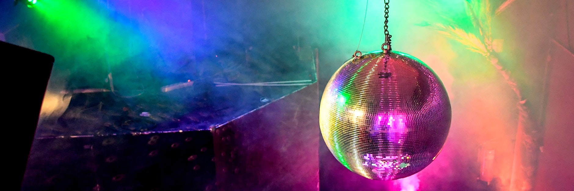 Eine Diskokugel dreht sich in einem Club und reflektiert das einfallende Licht der Scheinwerfer und Lampen. Clubs, Diskotheken, Bars - sie alle stehen in der Corona-Krise vor dem Abgrund. Die Aussichten auf eine baldige Öffnung sind gering.