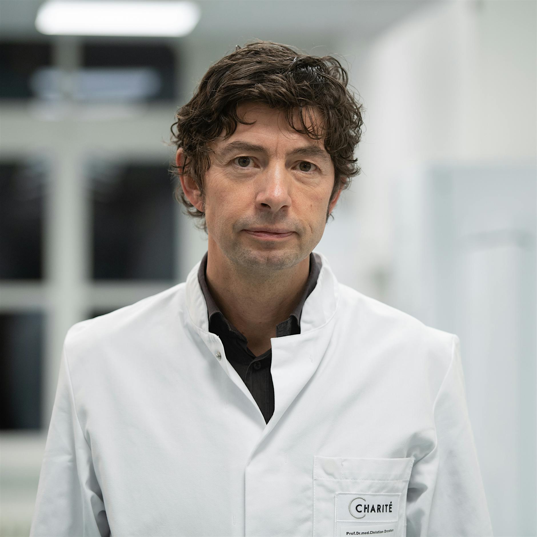 Virologe Drosten: Lüften wichtiger als Desinfizieren und Wischen