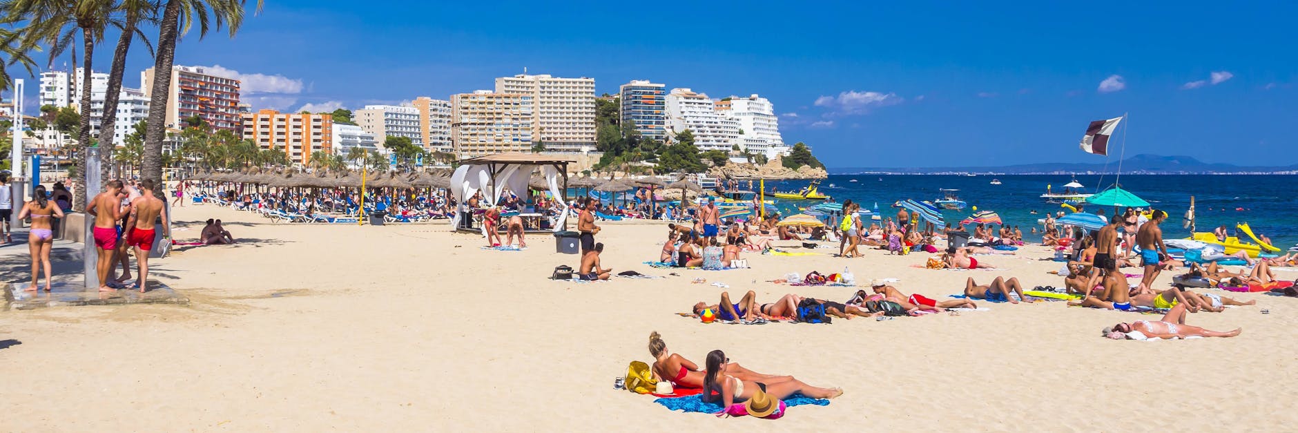 Urlauber in Magaluf, einem Ferienort auf der spanischen Insel Mallorca.