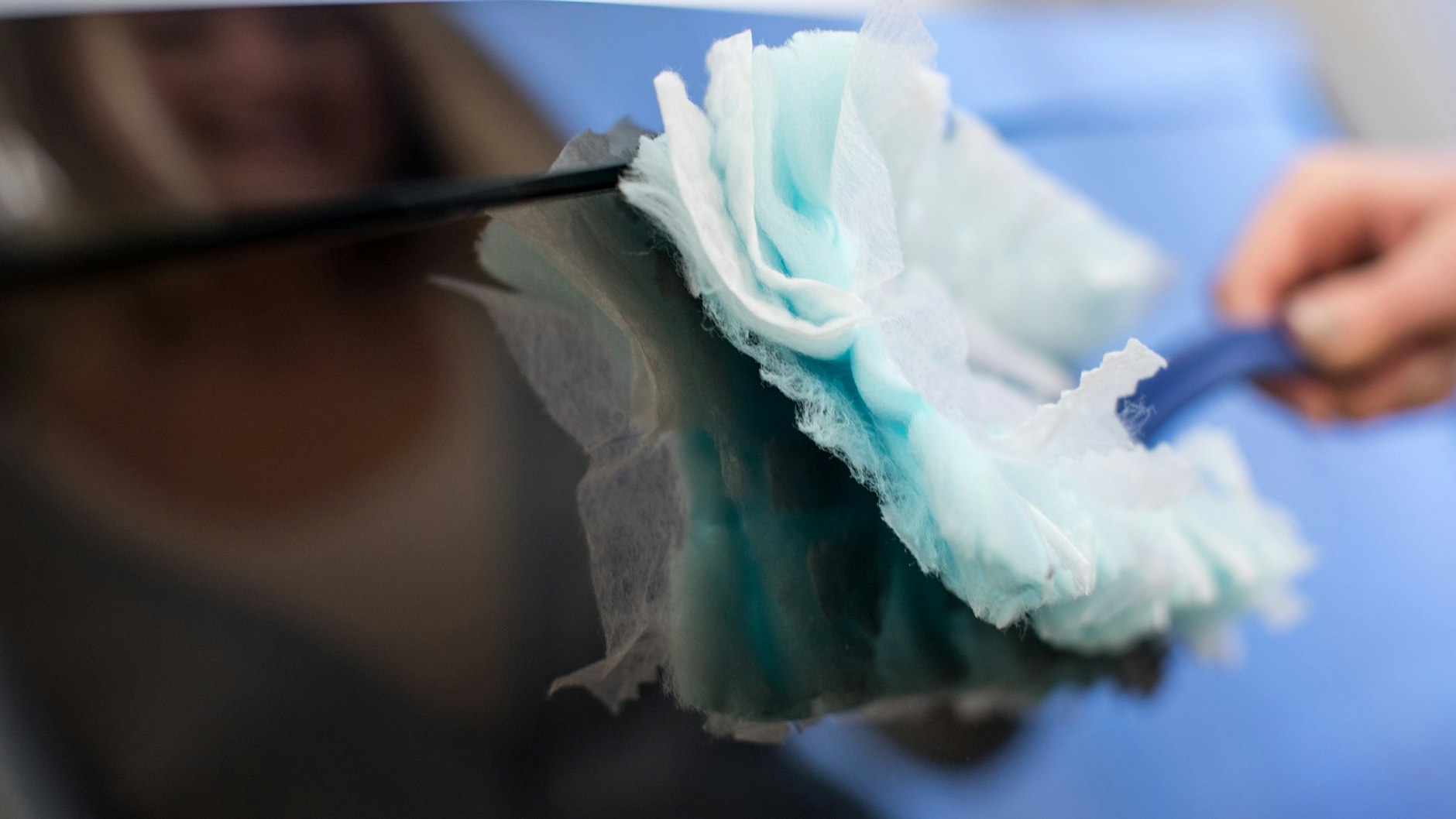 Staubwedel sind sinnvoll, da sie viel Staub binden. Einwegbezüge bedeuten aber auch unnötigen Müll.