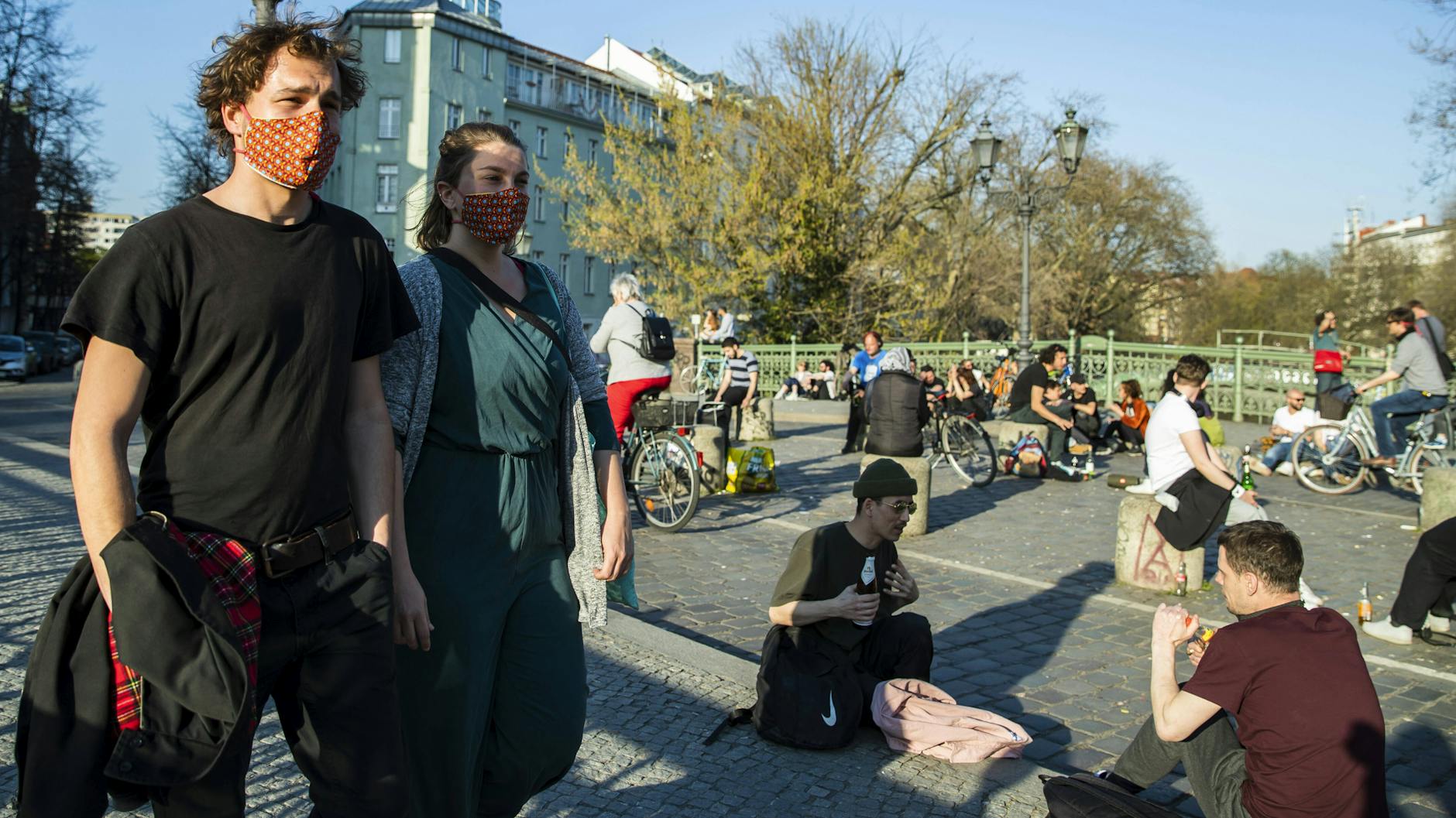 Menschen auf der Admiralsbrücke. 