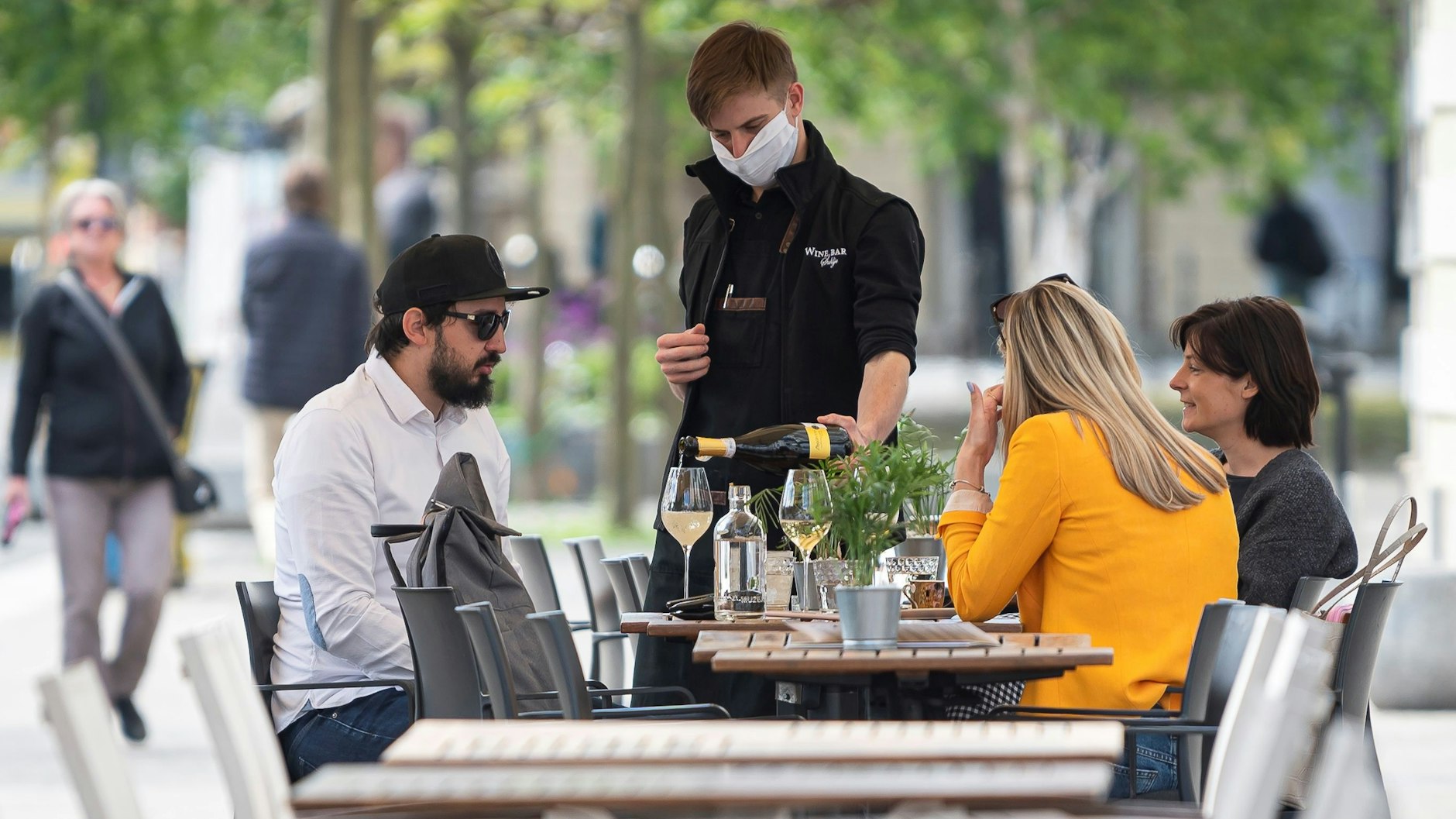 Bislang haben die Lockerungen der Kontaktbeschränkungen nicht zu einem Anstieg der Neuinfektionen geführt.