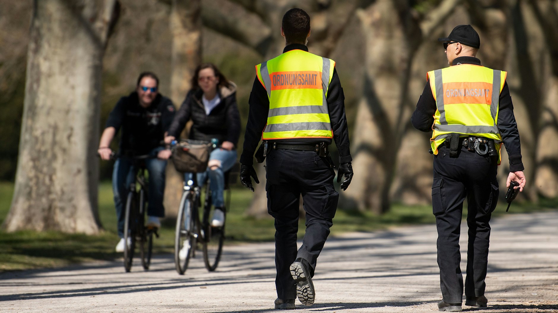 Mitarbeiter des Ordnungsamts kontrollieren in einem Park die Einhaltung der Schutzmaßnahmen gegen die Verbreitung des Coronavirus.&nbsp;