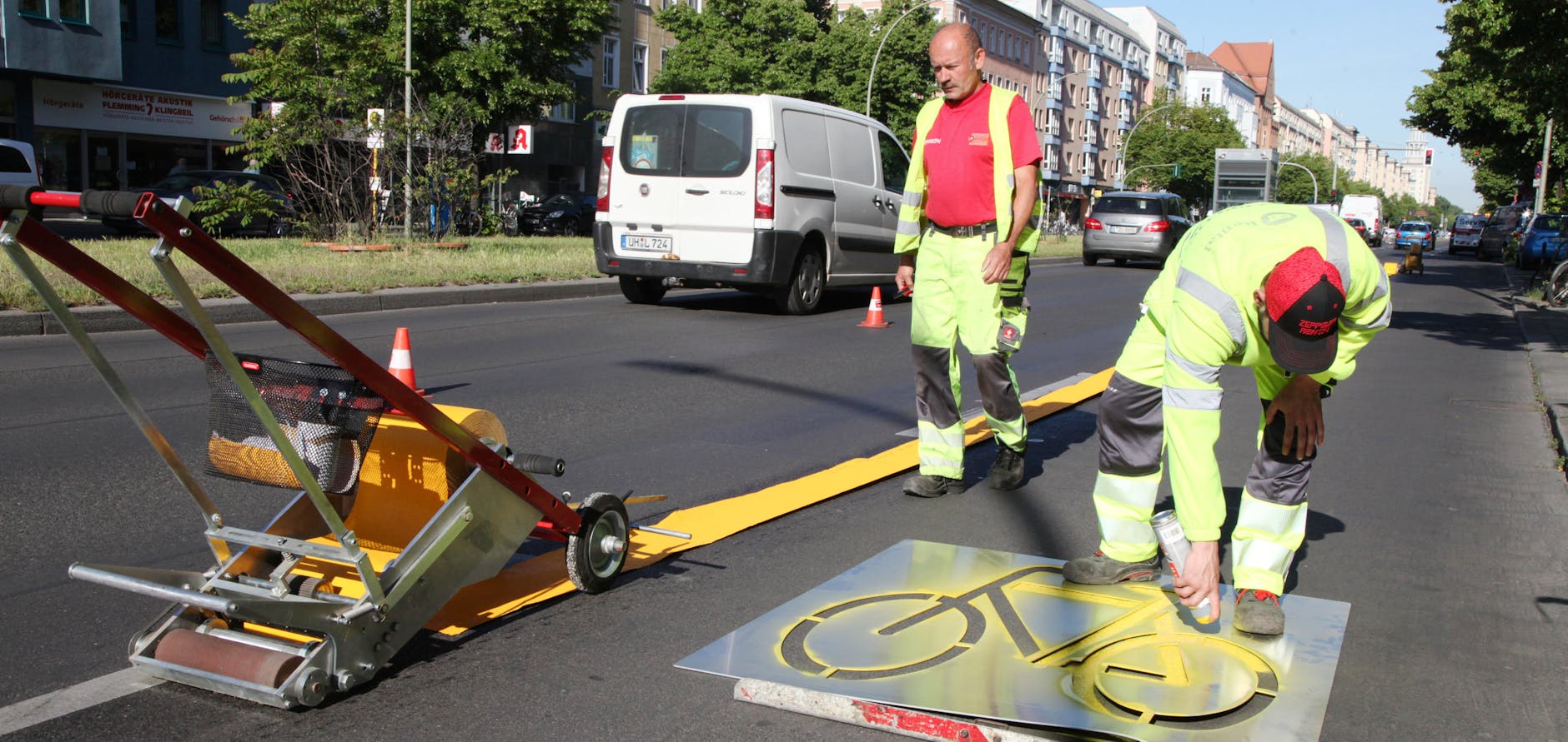 Mittwochfrüh markiert: Der neue temporäre Radweg in der Frankfurter Allee.