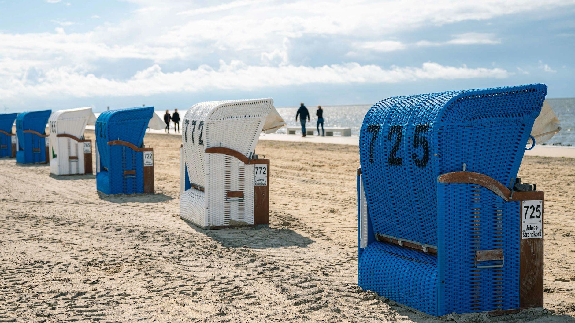 Am Strand von Norddeich wurden die Strandkörbe neu arrangiert, damit genug Abstand besteht.