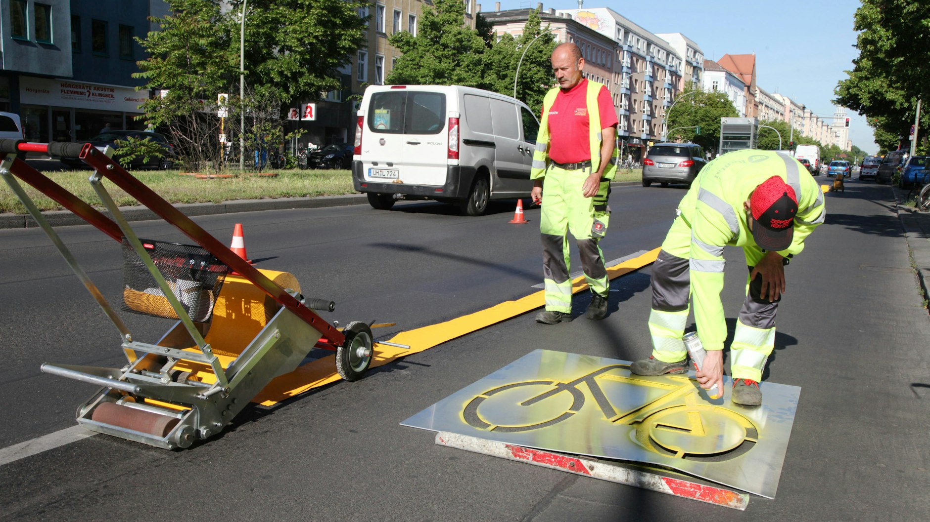 Mittwochfrüh markiert: Der neue temporäre Radweg in der Frankfurter Allee.