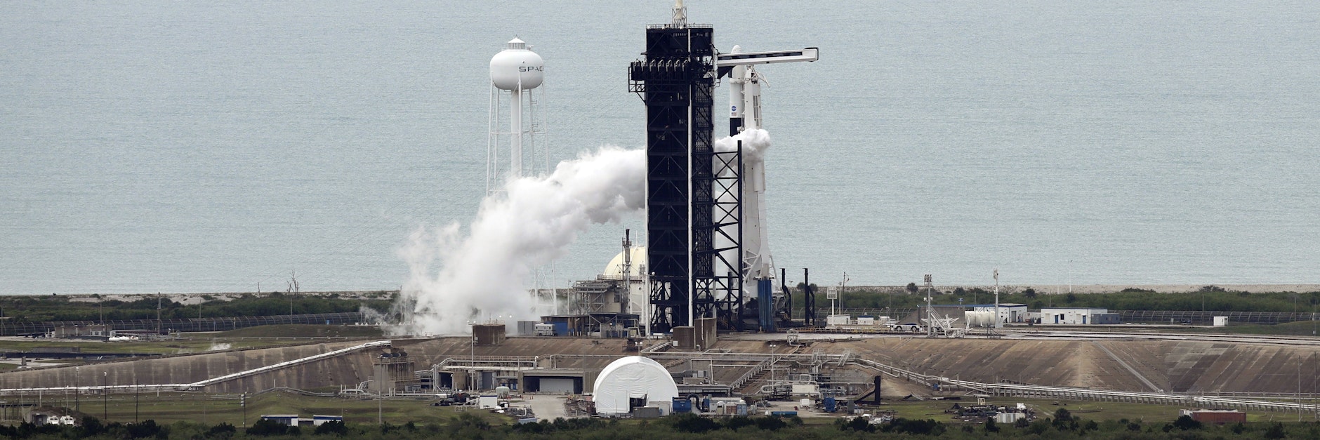 Der erste bemannte Flug einer Rakete des Privatunternehmens SpaceX zur Internationalen Raumstation ISS ist wegen schlechten Wetters verschoben worden.