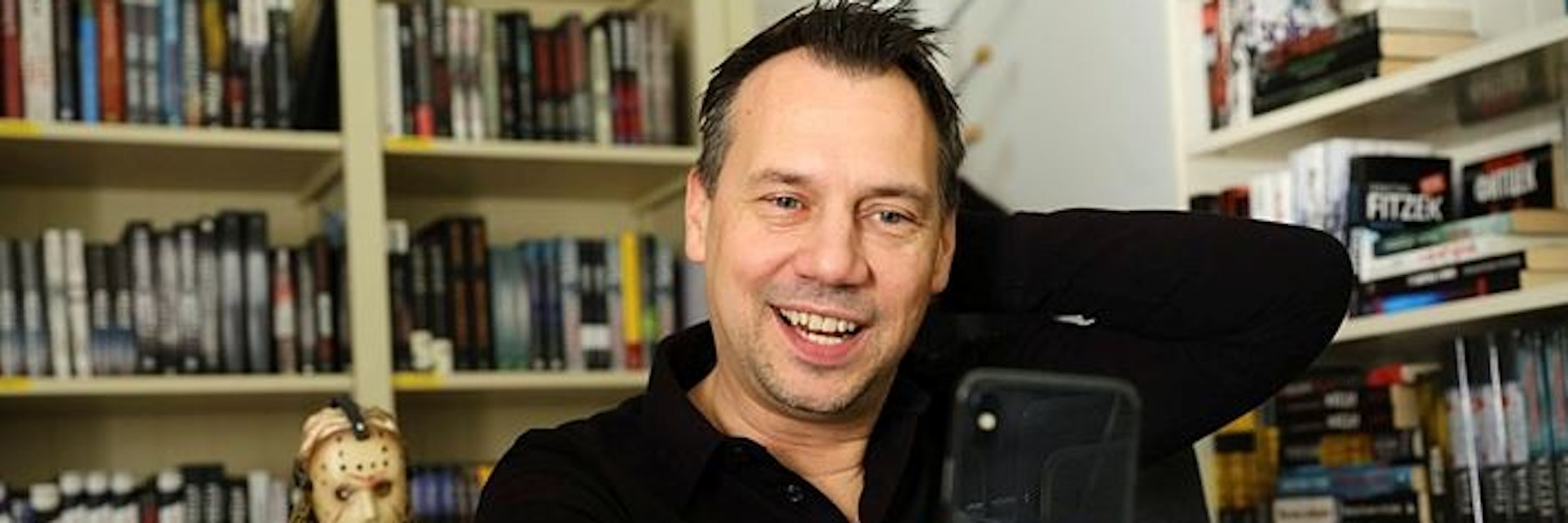 Sebastian Fritzek greift aufs Handy zurück: Denn auch auf dem Smartphone kann man heute die Premiere seines neuen Thrillers aus dem Admiralspalast verfolgen.