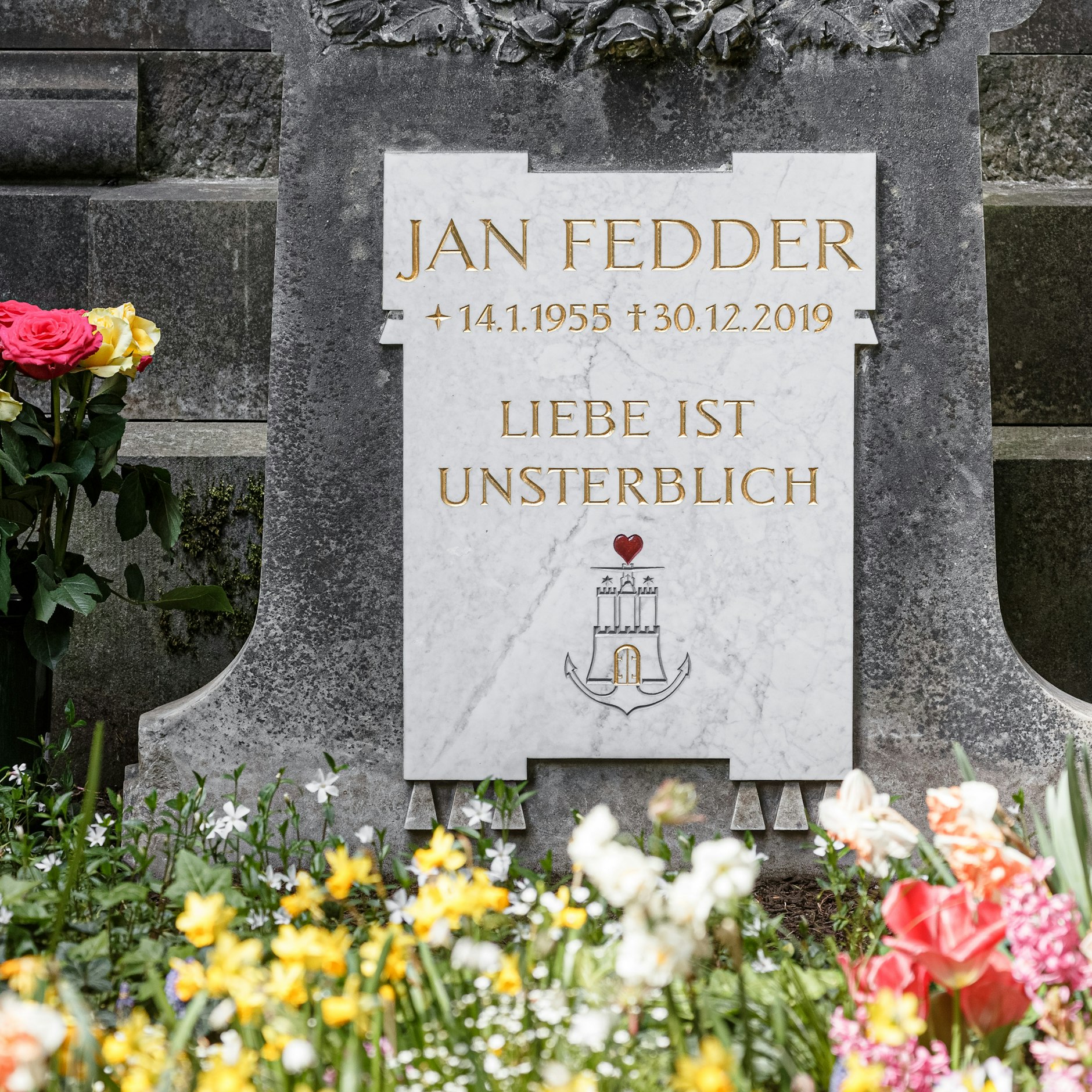 „Liebe ist unsterblich“: Der Grabstein von Jan Fedder auf dem Ohlsdorfer Friedhof in Hamburg.