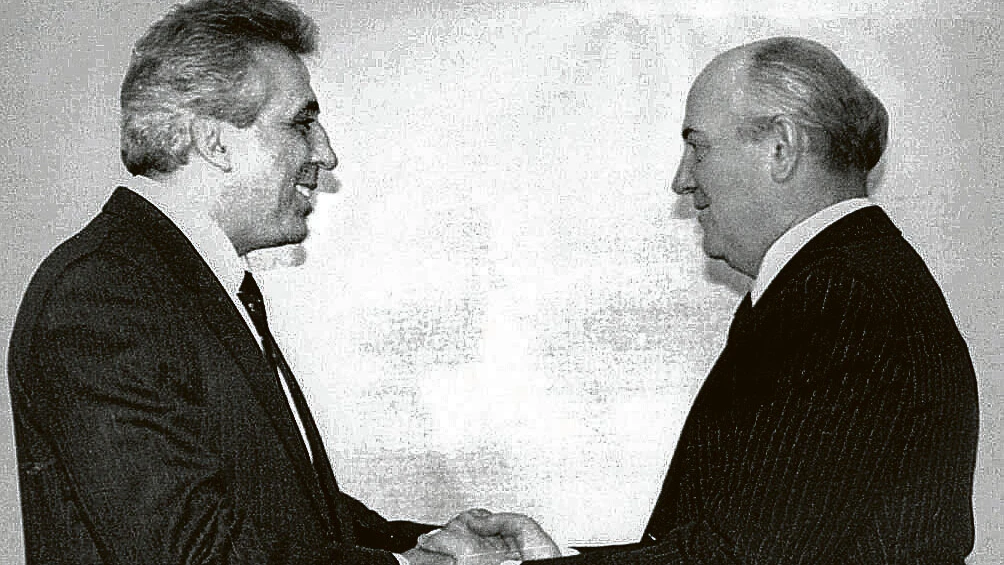 Seinen ersten Auslandsbesuch als Partei- und Regierungschef absolvierte Egon Krenz (links) in Moskau Anfang November 1989 und traf im Kreml den sowjetischen Parteichef Michail Gorbatschow.&nbsp;