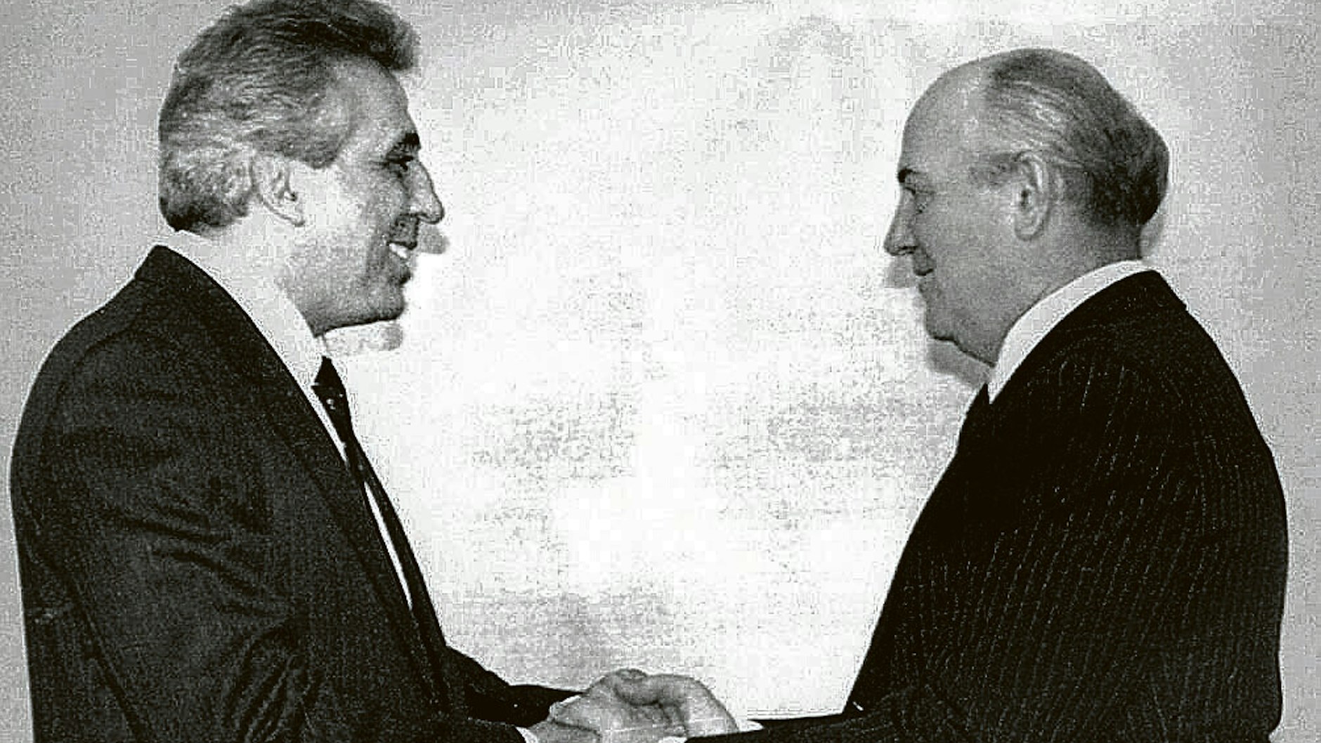 Seinen ersten Auslandsbesuch als Partei- und Regierungschef absolvierte Egon Krenz (links) in Moskau Anfang November 1989 und traf im Kreml den sowjetischen Parteichef Michail Gorbatschow.&nbsp;