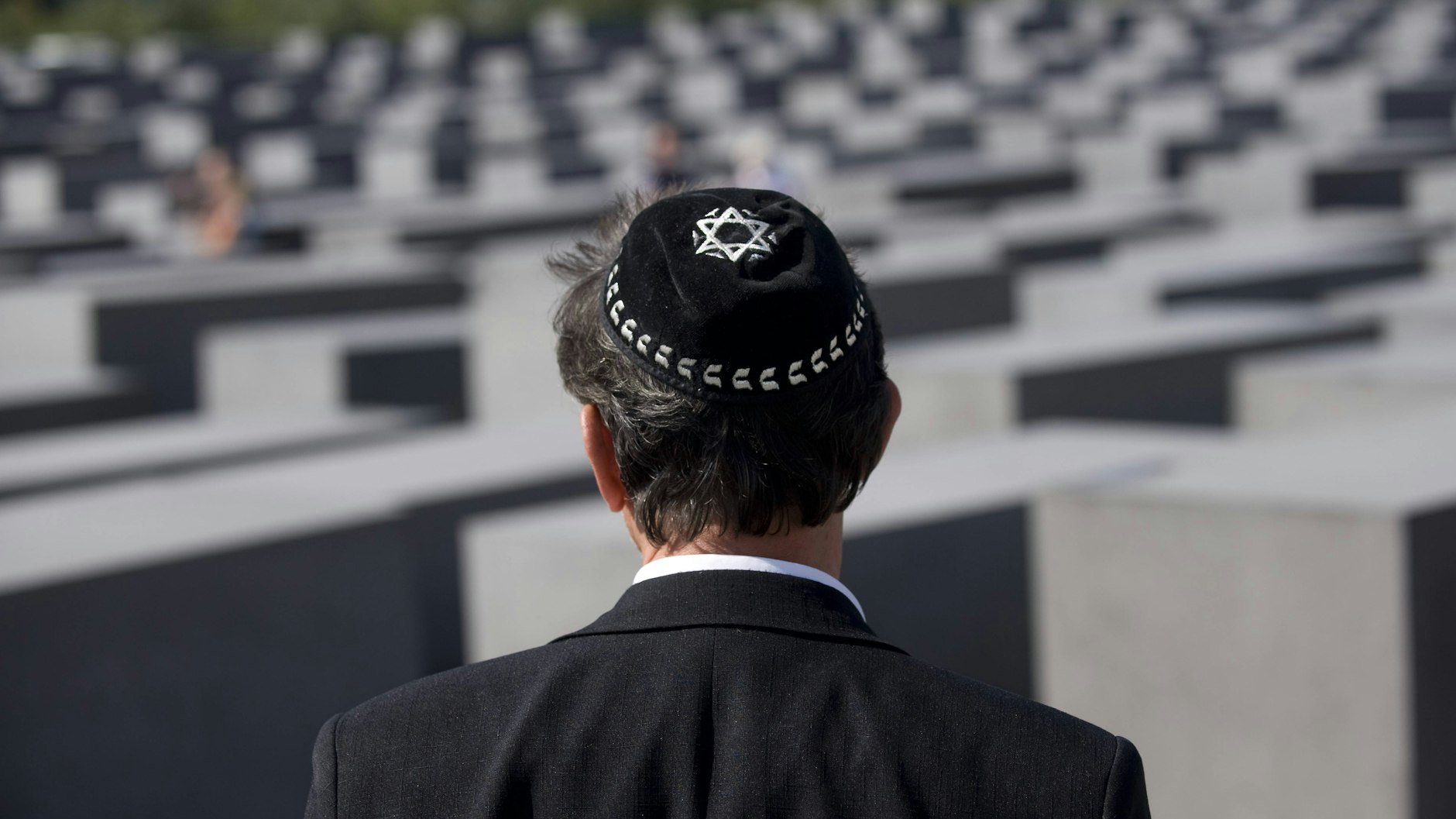 Ein Besucher des Berliner Mahnmals für die ermordeten Juden Europas.