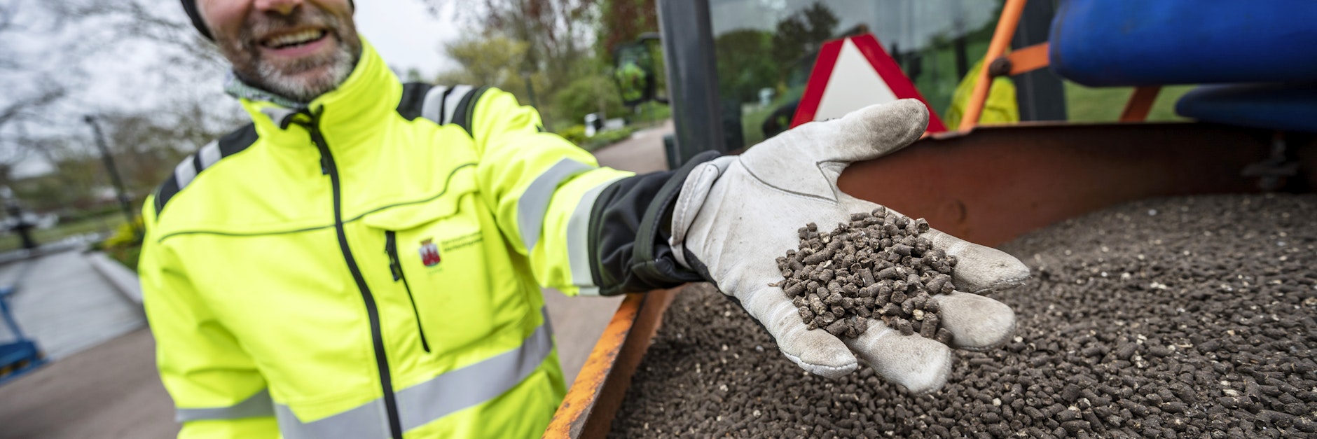 Ein Landschaftsgärtner präsentiert den Hühnermist, mit dem die Bevölkerung aus dem Park ferngehalten werden soll.