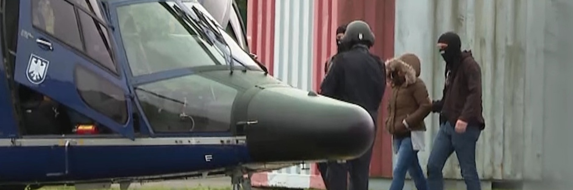 Omaima A. nach ihrer Festnahme in Hamburg auf dem Weg zu einem Polizeihubschrauber.