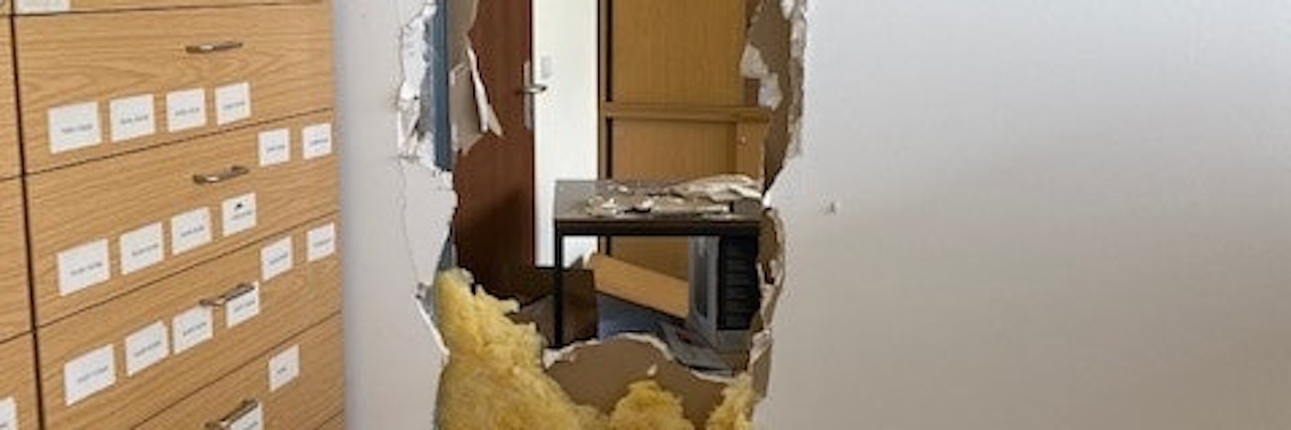 Durch diese Loch in der Wand zwängten sich die Einbrecher.