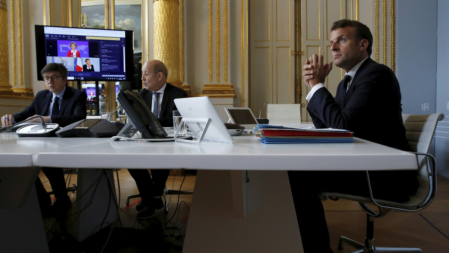 Emmanuel Macron (r.), Präsident von Frankreich und Jean-Yves le Drian (M.), Außenminister von Frankreich, nehmen im Pariser Elysee-Palast an einer internationalen Videokonferenz über Impfungen teil.