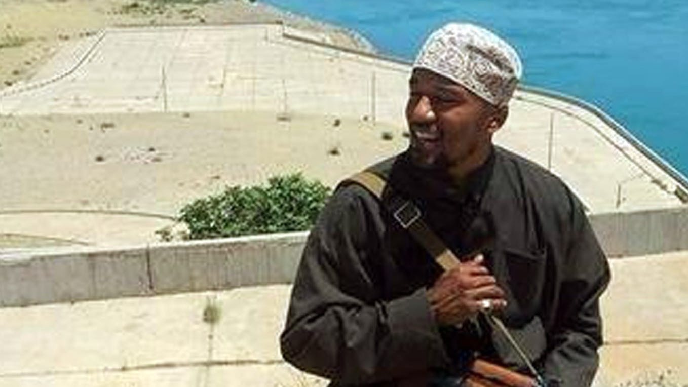 Das Foto zeigt den Berliner IS-Dschihadisten Denis Cuspert im Jahr 2014 in Syrien.