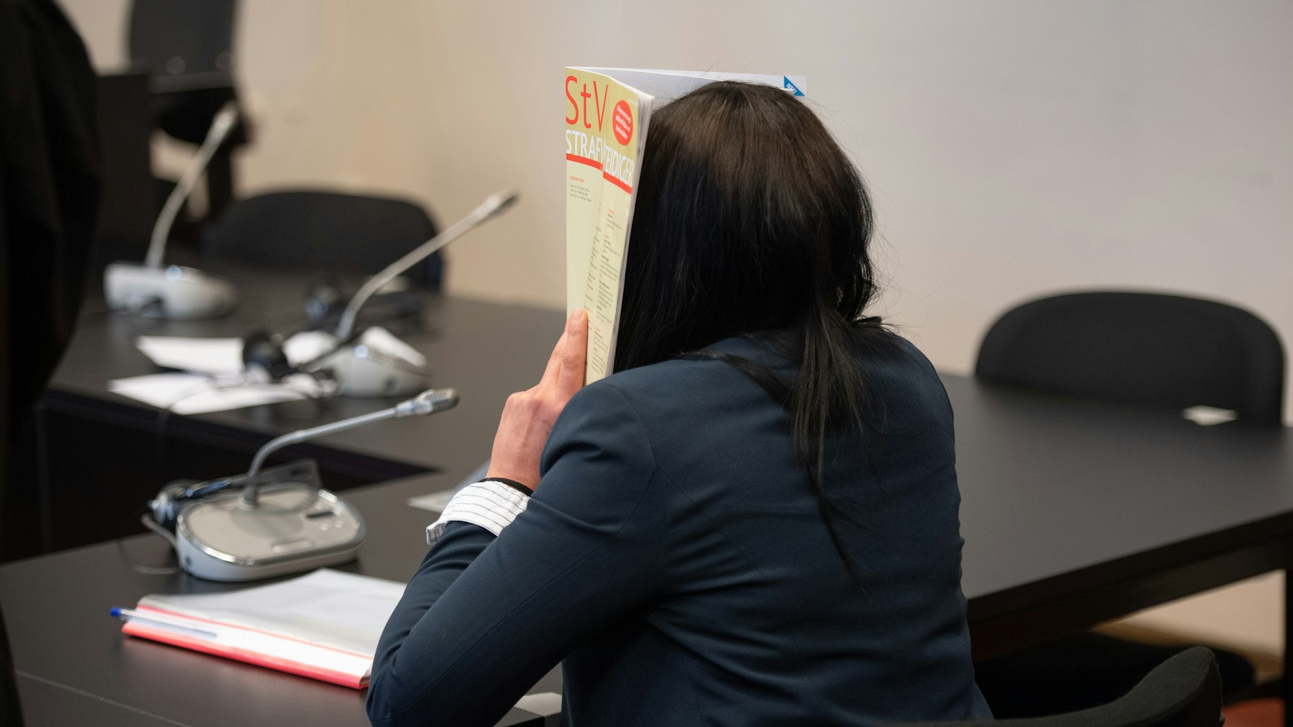 Omaima A. verbirgt im Gerichtssaal ihr Gesicht.