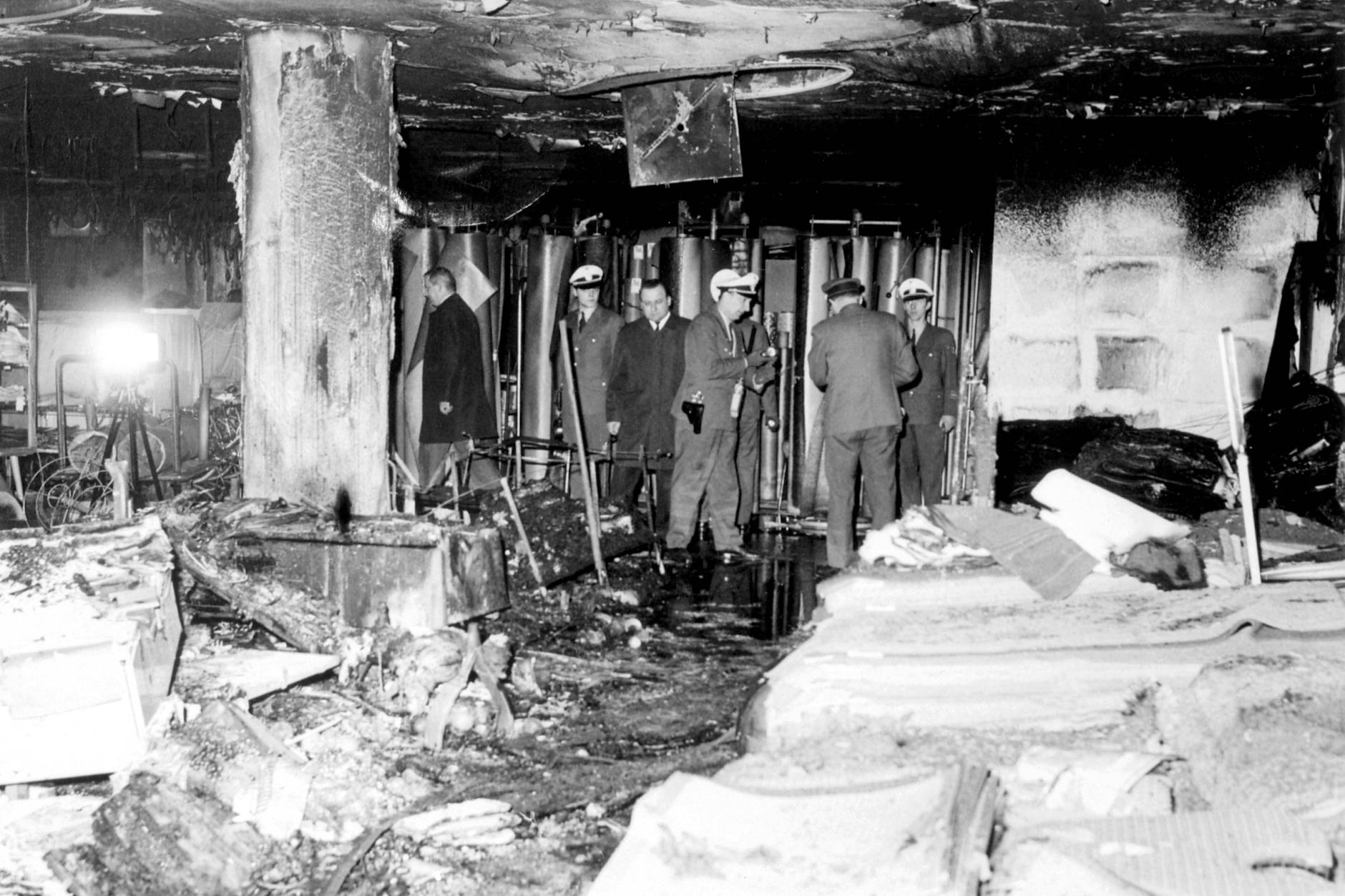 Die Brandanschläge von Baader & Co. auf zwei Kaufhäuser in Frankfurt am Main am 2. April 1968 verursachen nur Sachschaden, aber sie markieren den ersten Schritt in den Terrorismus.