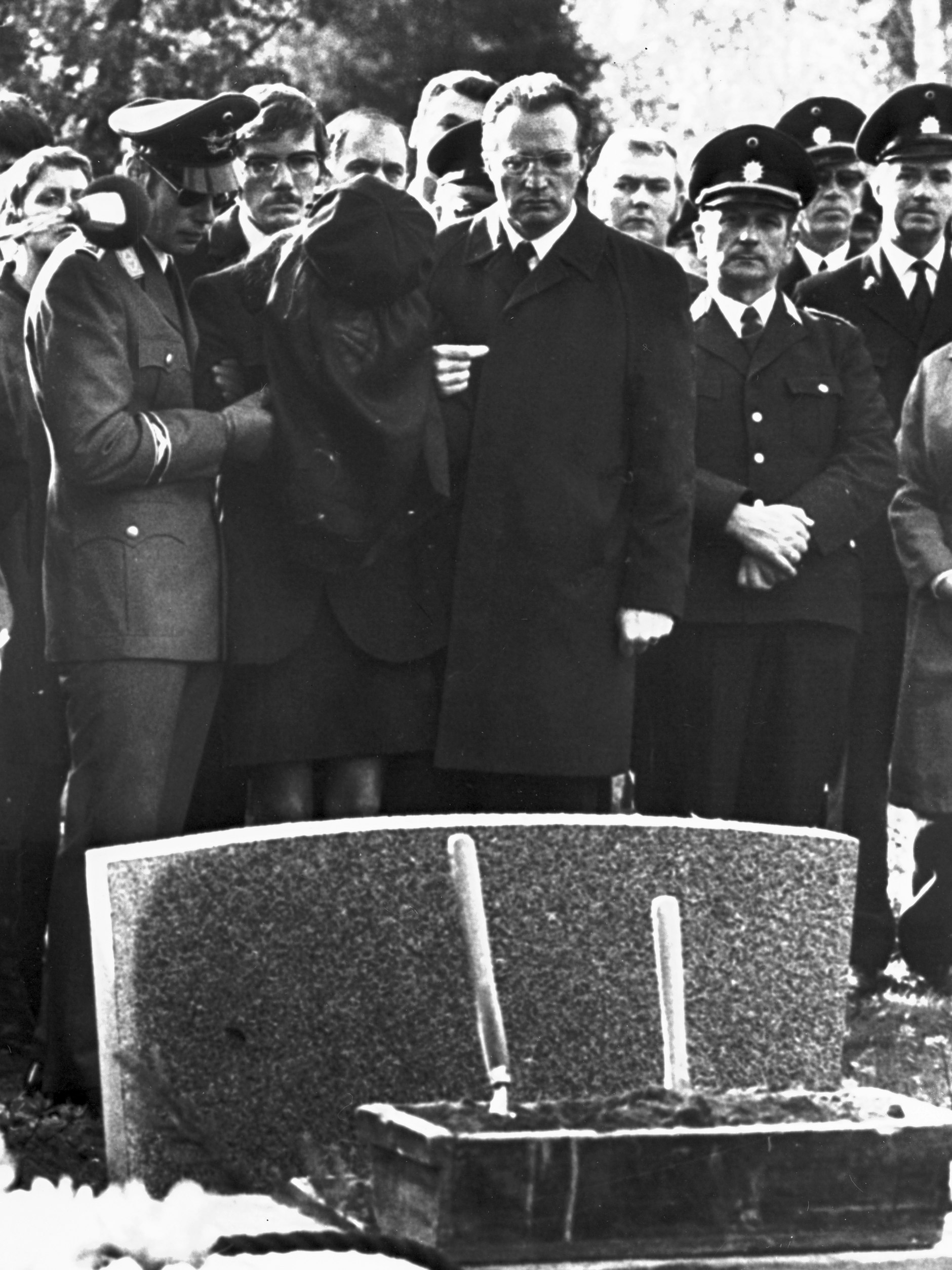 Eine vor Trauer gebeugte Witwe nimmt Abschied von ihrem Mann – Norbert Schmid war das erste Todesopfer der RAF, der 33-jährige Polizeimeister wurde am 22. Oktober 1971 in Hamburg erschossen.&nbsp;